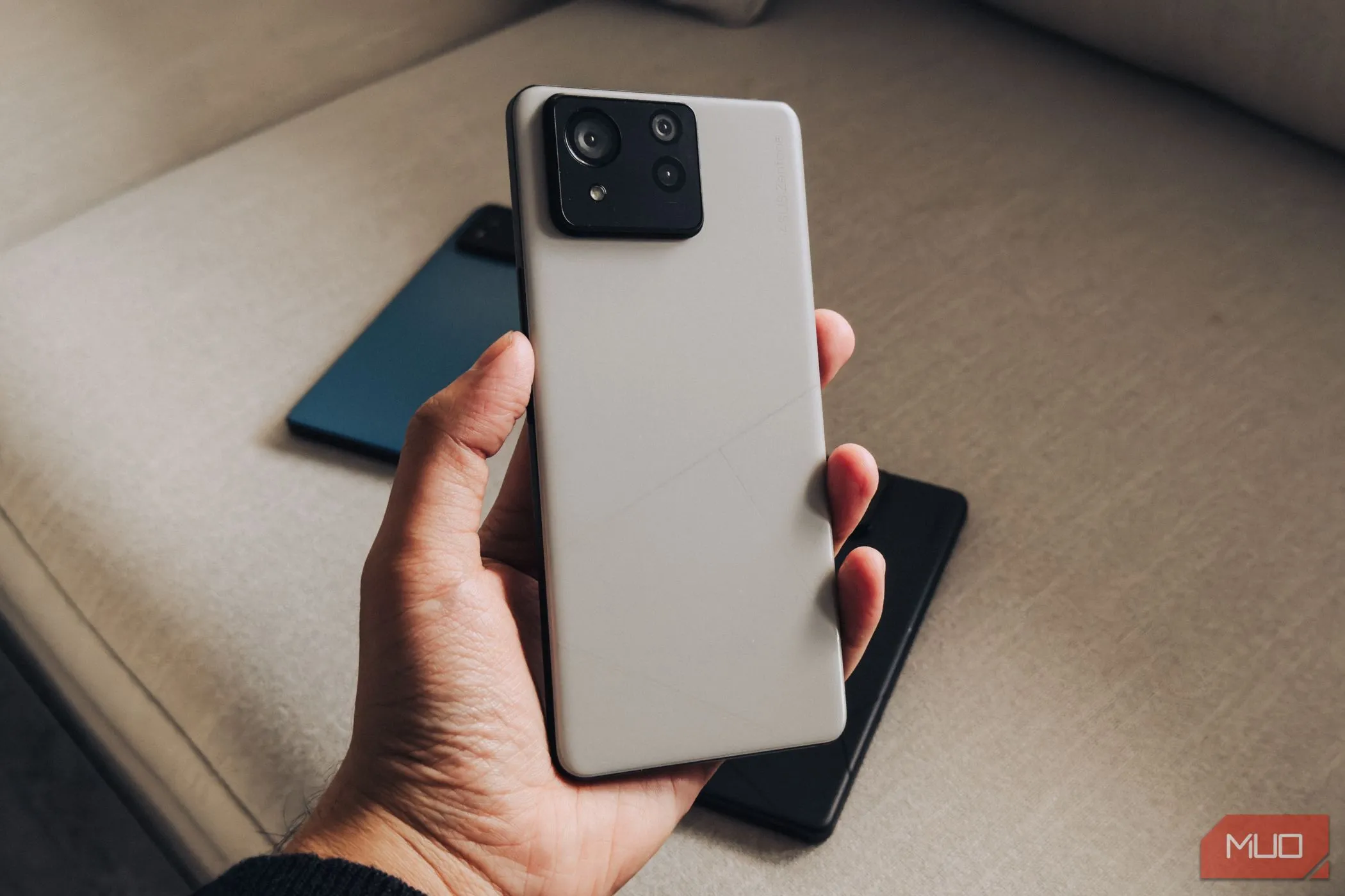 Mặt lưng kính của ASUS Zenfone 11 Ultra, thể hiện kích thước lớn của thiết bị