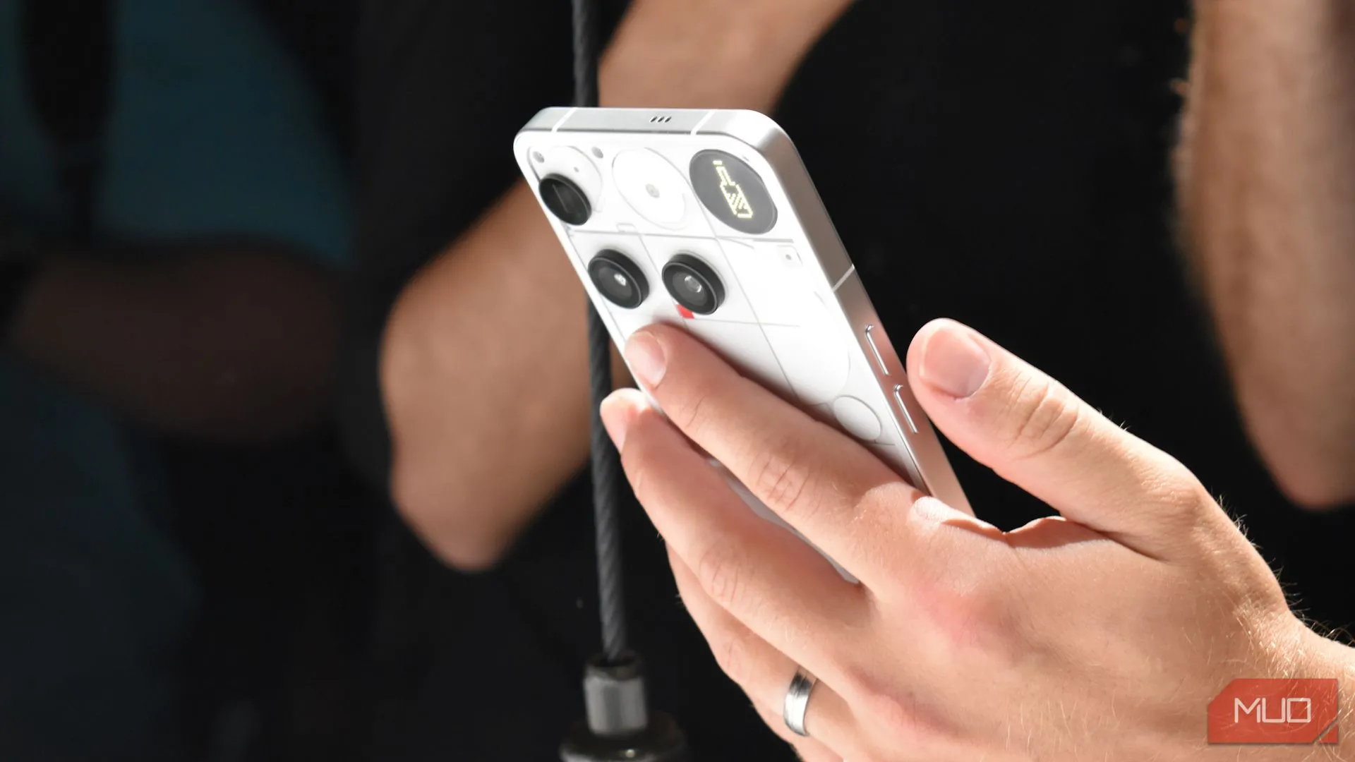 Mặt lưng Nothing Phone 3 hiển thị hệ thống đèn Glyph Matrix
