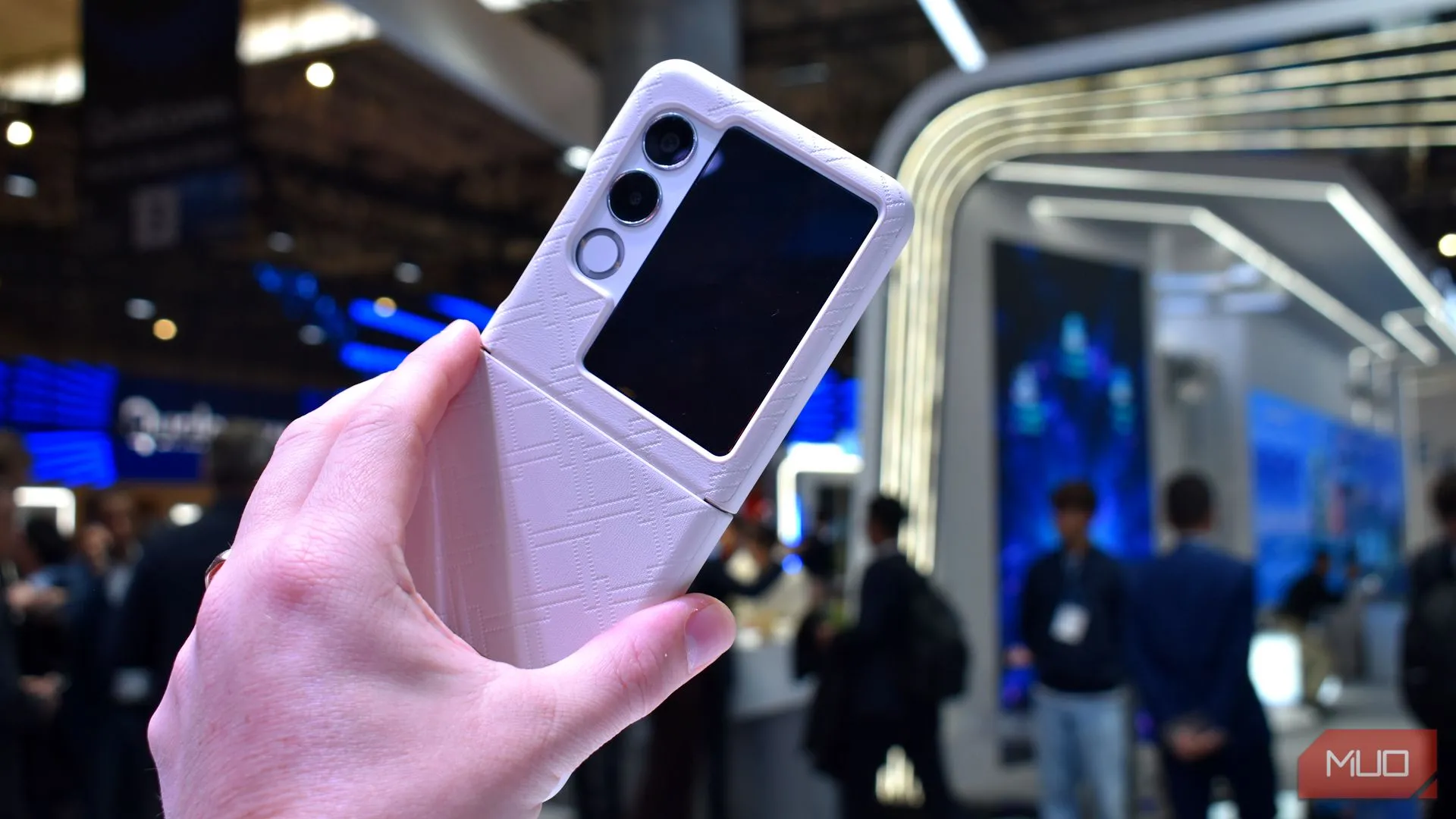 Mặt lưng Nubia Flip 2 khi đóng và mở tại MWC 2025