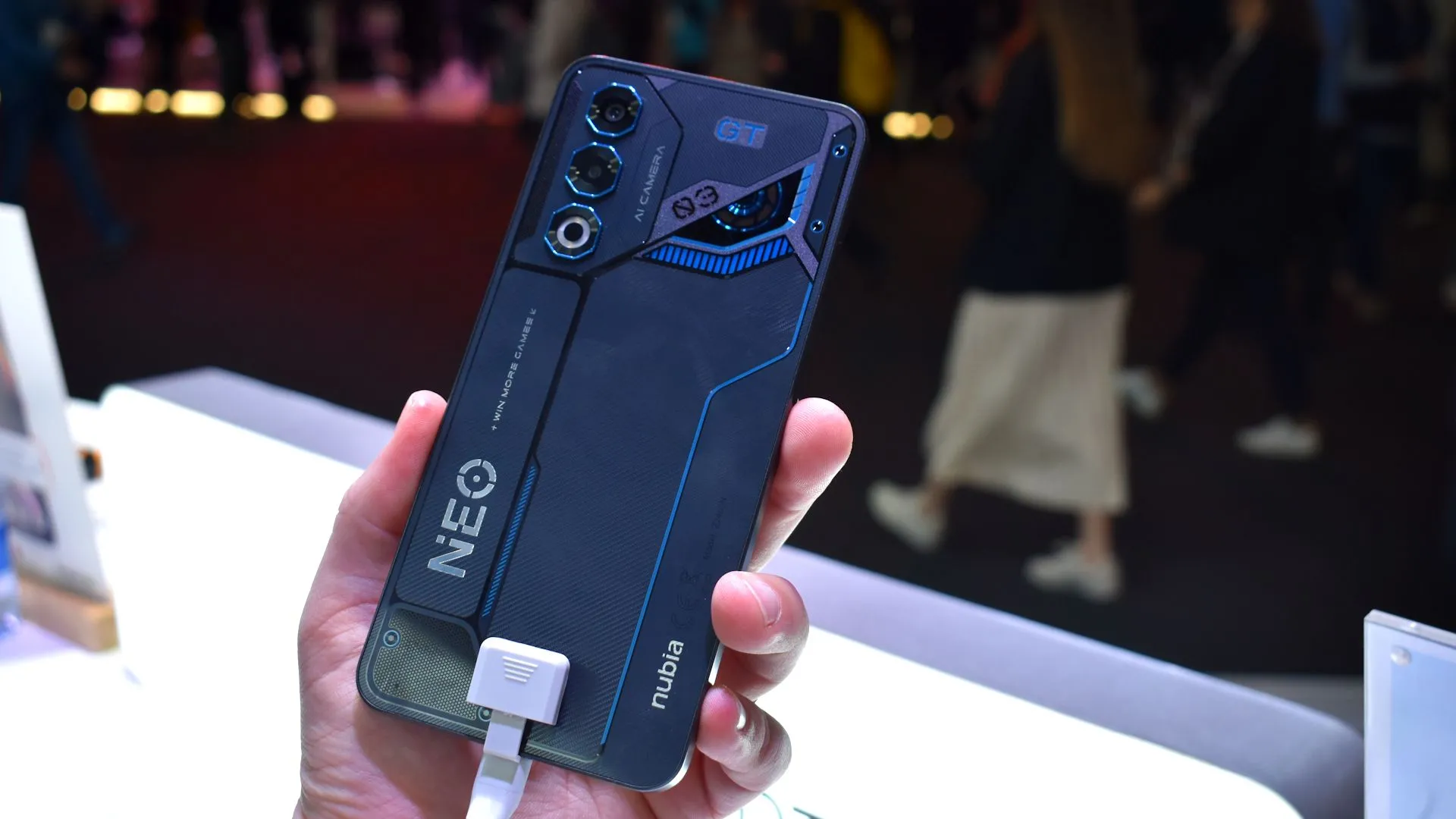 Mặt lưng Nubia Neo 3 GT 5G màu đen và xanh tại MWC 2025