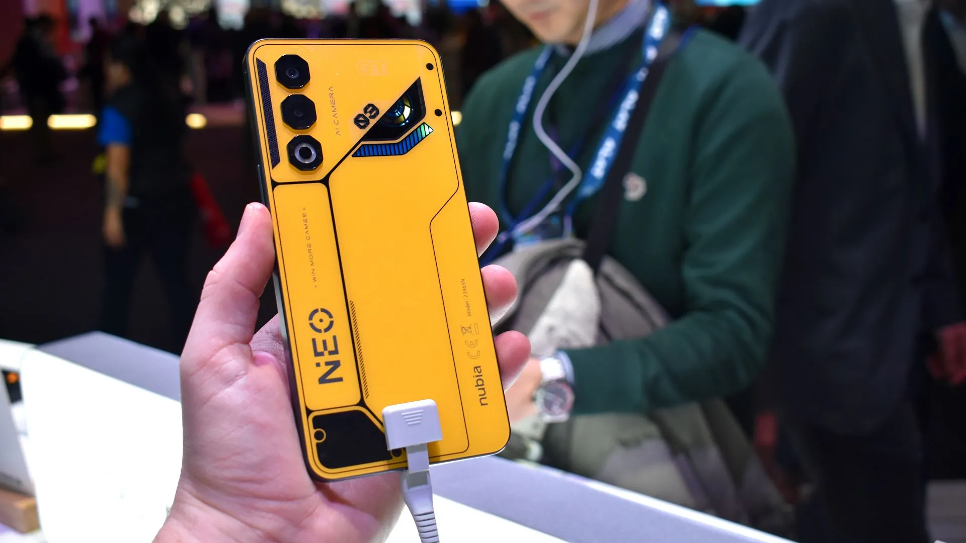 Mặt lưng Nubia Neo 3 GT 5G màu vàng tại MWC 2025