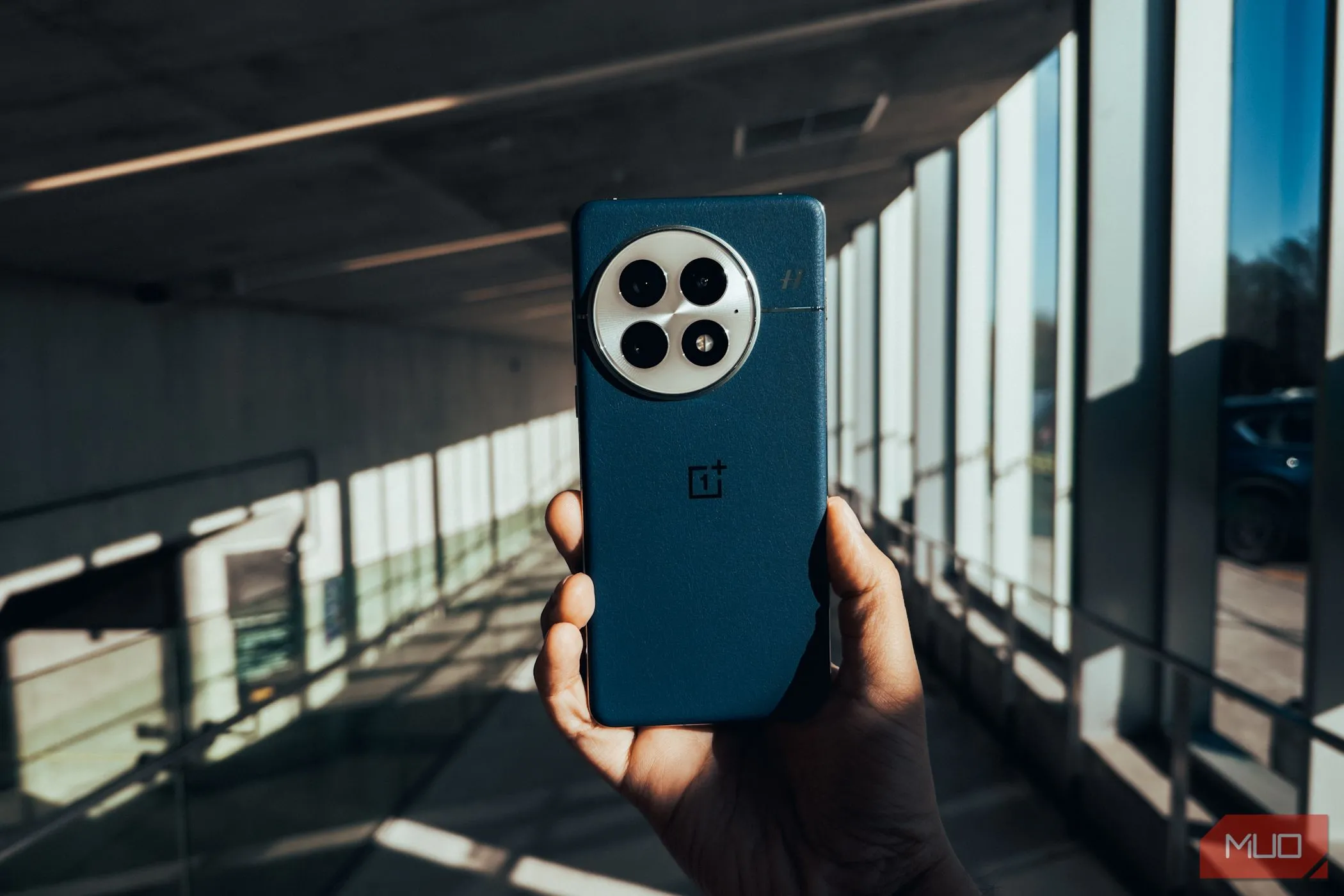 Mặt lưng OnePlus 13 với kiến trúc đô thị làm nền, thể hiện hiệu năng