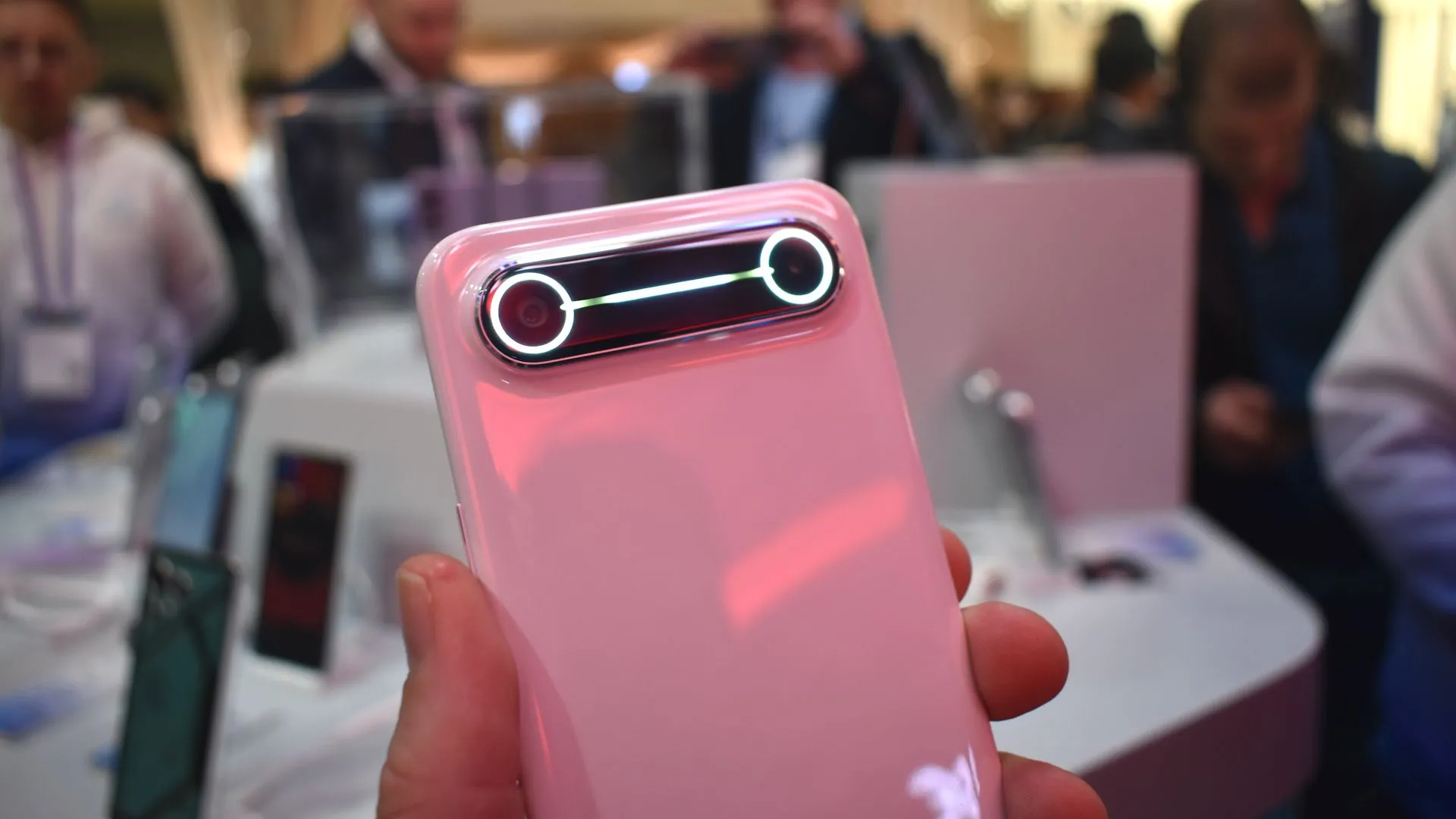 Mặt lưng và cụm camera Tecno Spark Slim Concept tại MWC 2025