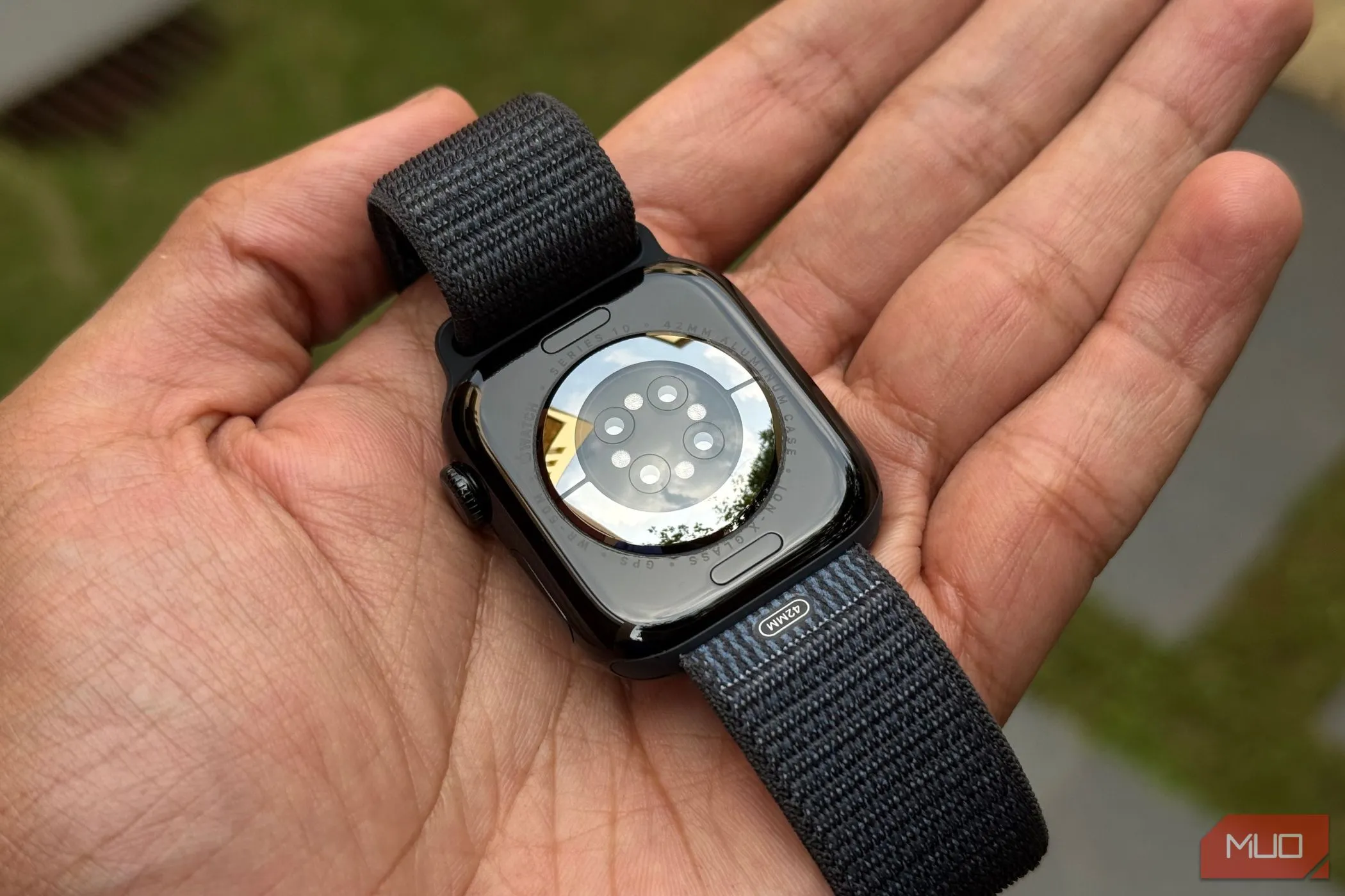 Mặt sau Apple Watch Series 10 với các cảm biến sức khỏe được hiển thị rõ nét