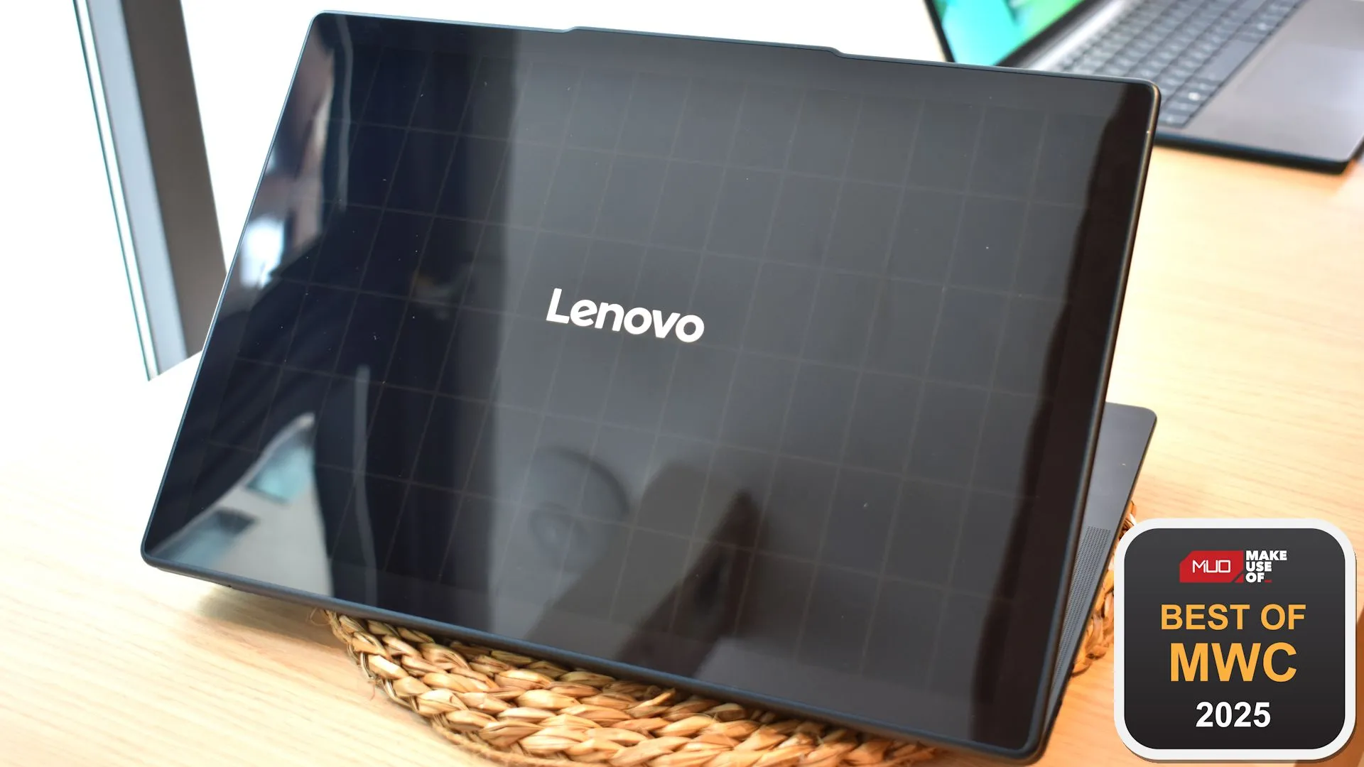 Mặt sau laptop Lenovo Yoga Solar PC sạc năng lượng mặt trời tại MWC 2025