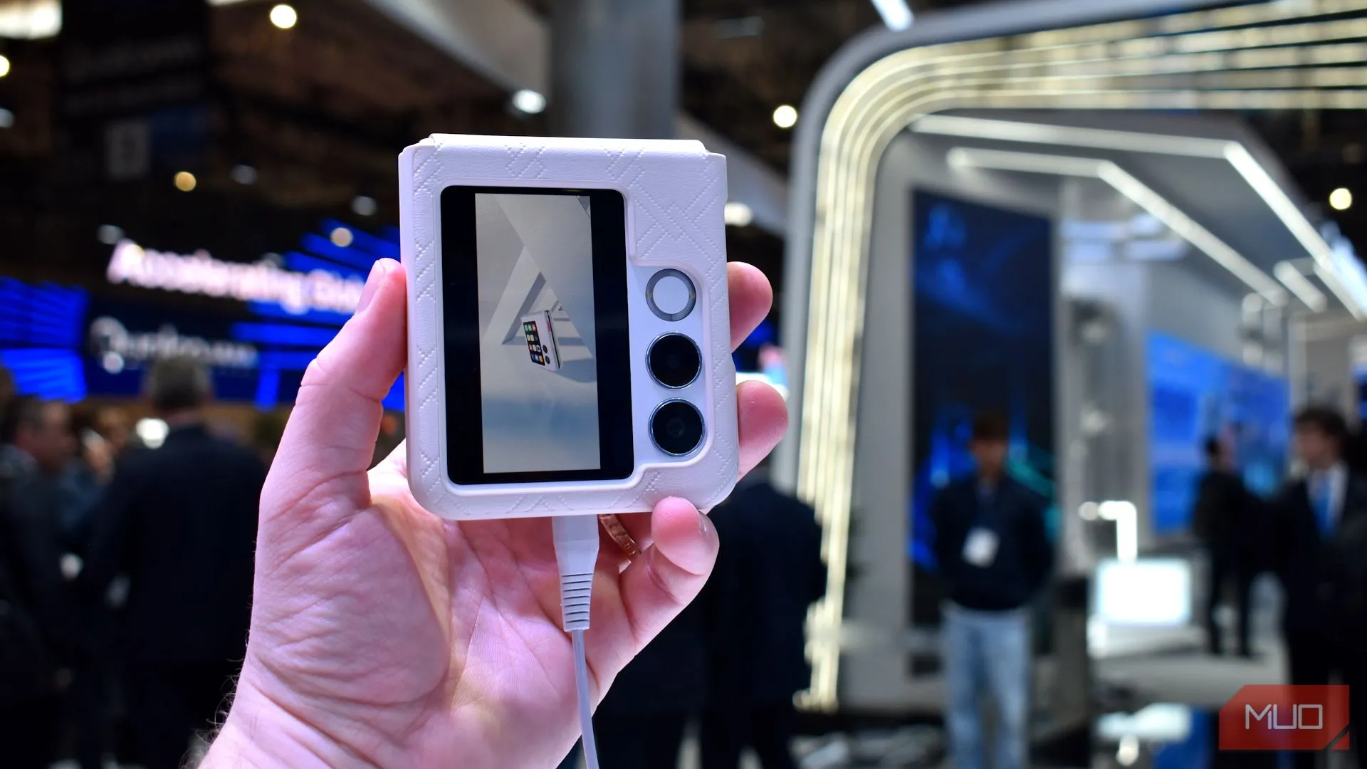 Mặt trước Nubia Flip 2 khi đóng tại MWC 2025