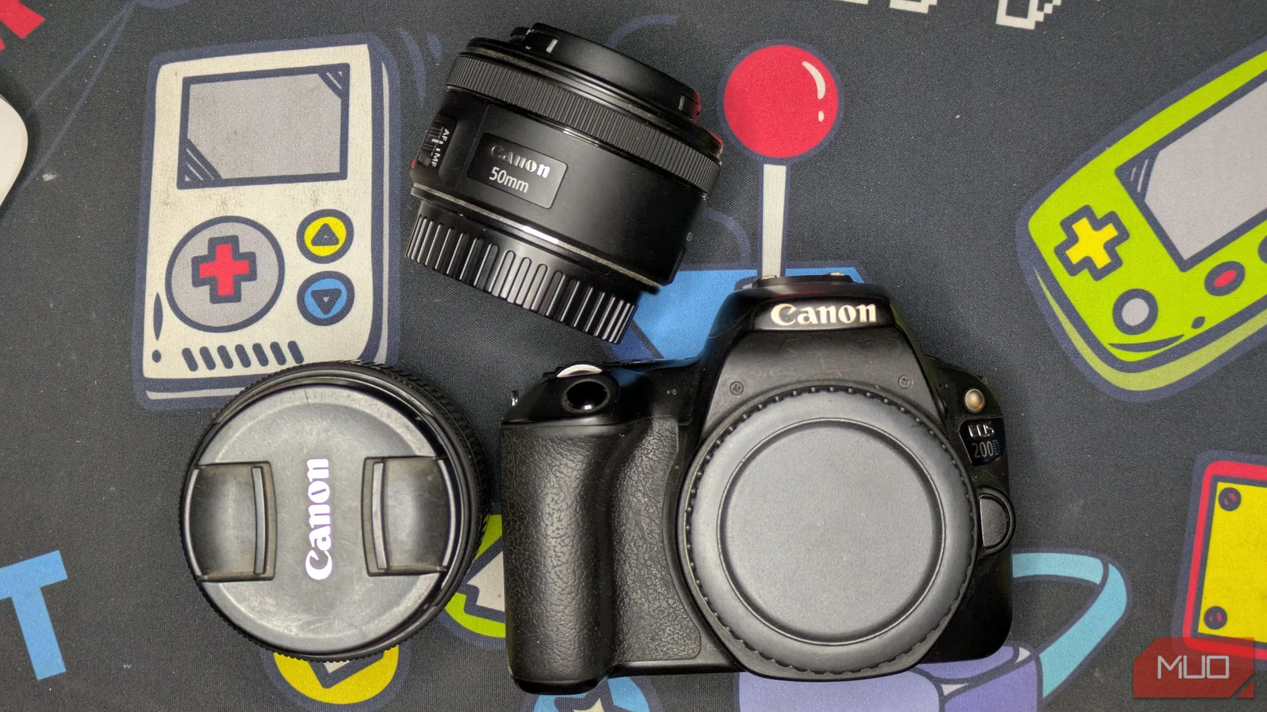 Máy ảnh Canon 200D với ống kính 18-55mm và 50mm, tượng trưng cho tiềm năng sáng tạo không giới hạn của DSLR