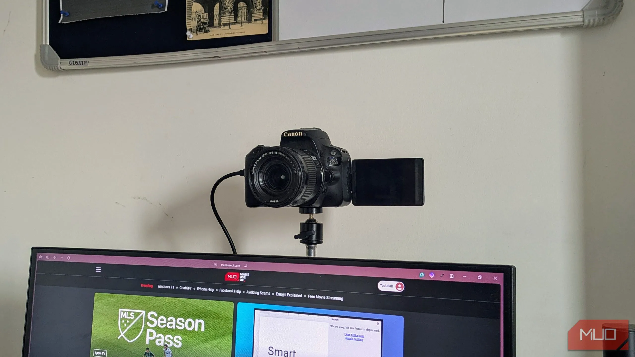 Máy ảnh Canon DSLR đang được sử dụng như một webcam, kết nối với màn hình để theo dõi hình ảnh trực tiếp khi quay video hoặc livestream.