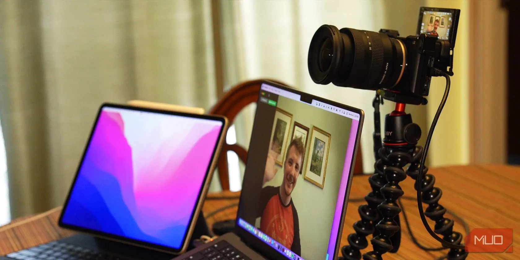 Máy ảnh DSLR được thiết lập để hoạt động như một webcam kết nối với MacBook Pro, minh họa giải pháp nâng cao chất lượng video call