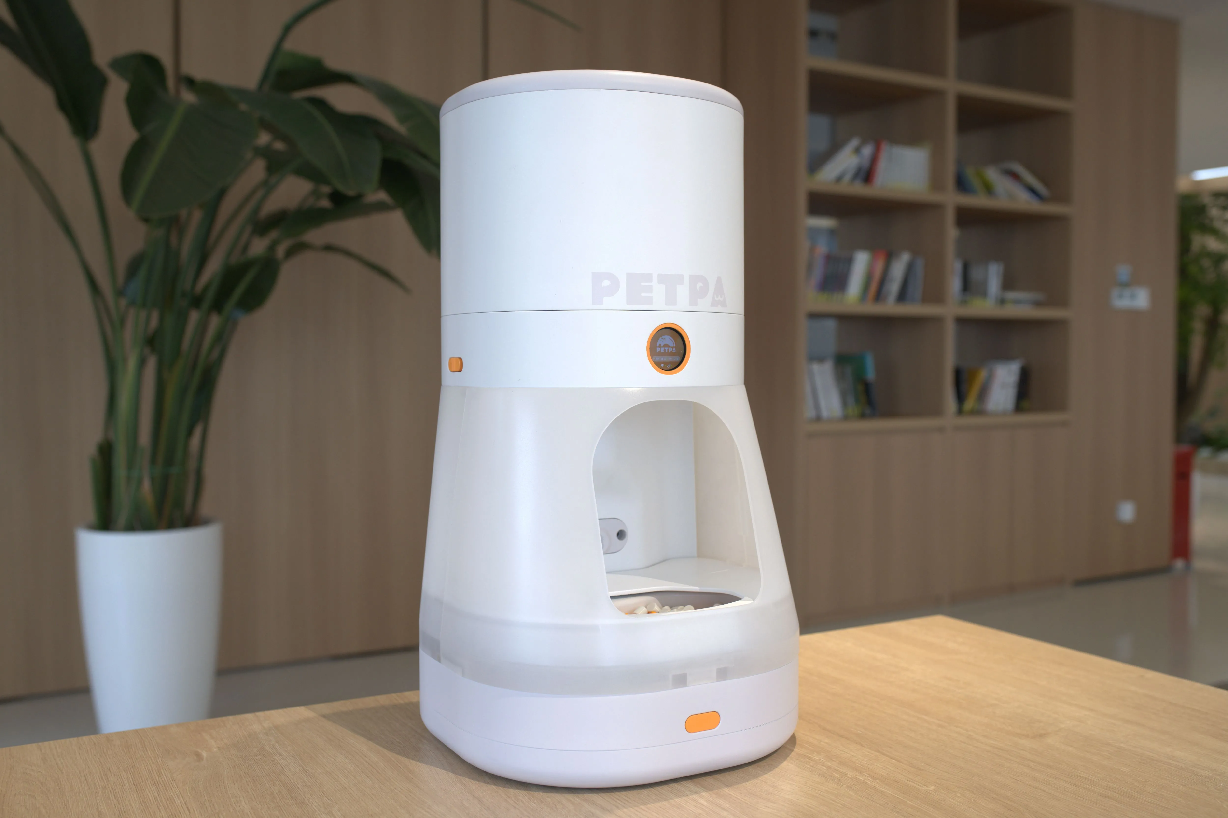 Máy cho ăn tự động PETPA Multi-Pet Feeder quản lý nhiều thú cưng.
