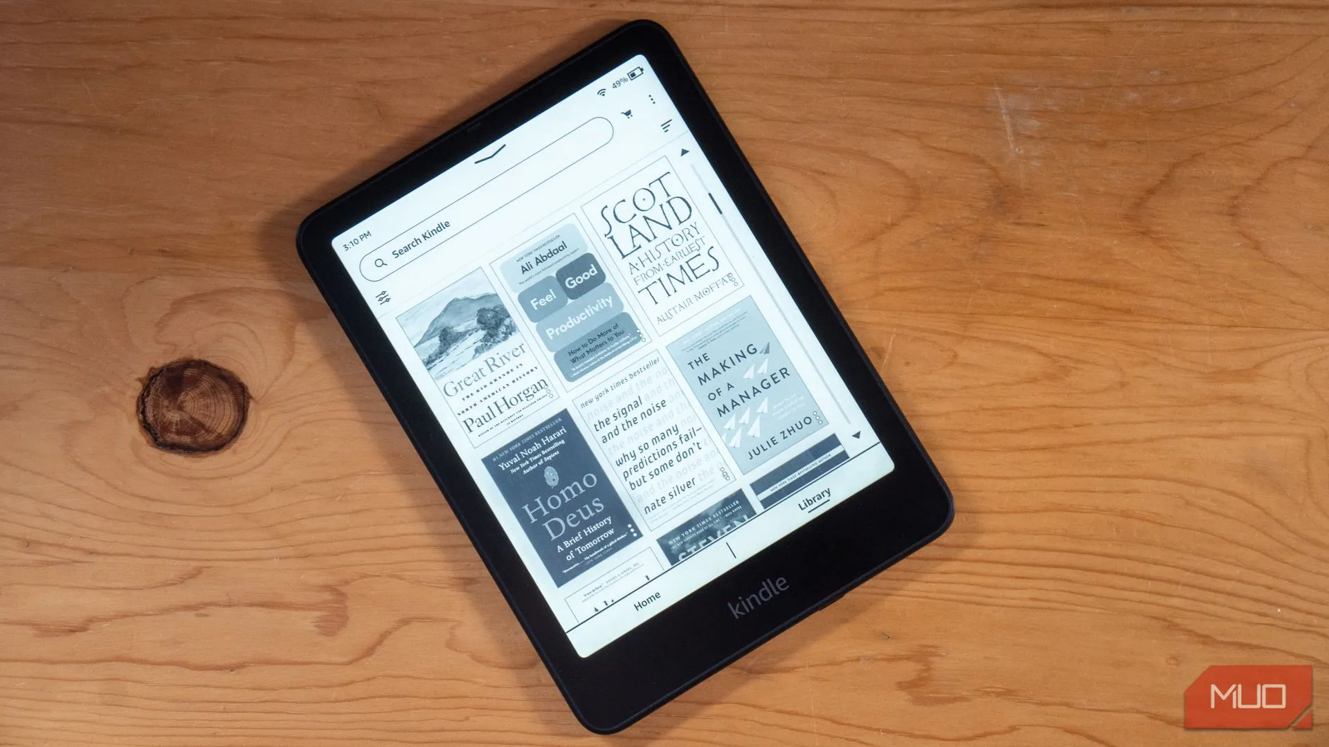 Máy đọc sách Kindle Paperwhite Signature Edition trên bàn, thể hiện ưu điểm của màn hình E-ink