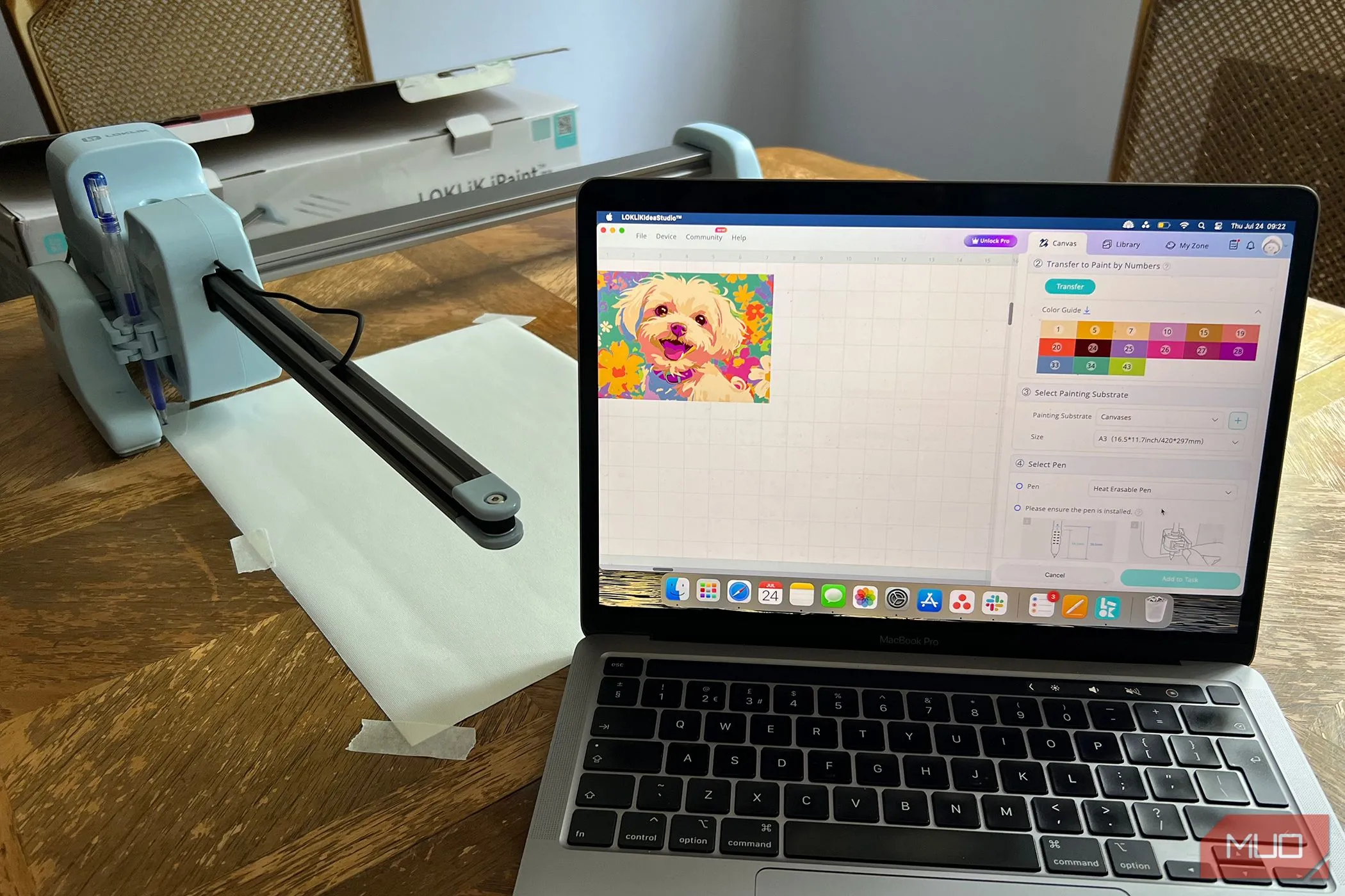 Máy LOKLiK iPaint sẵn sàng với vải canvas trống và hình ảnh gốc trên MacBook