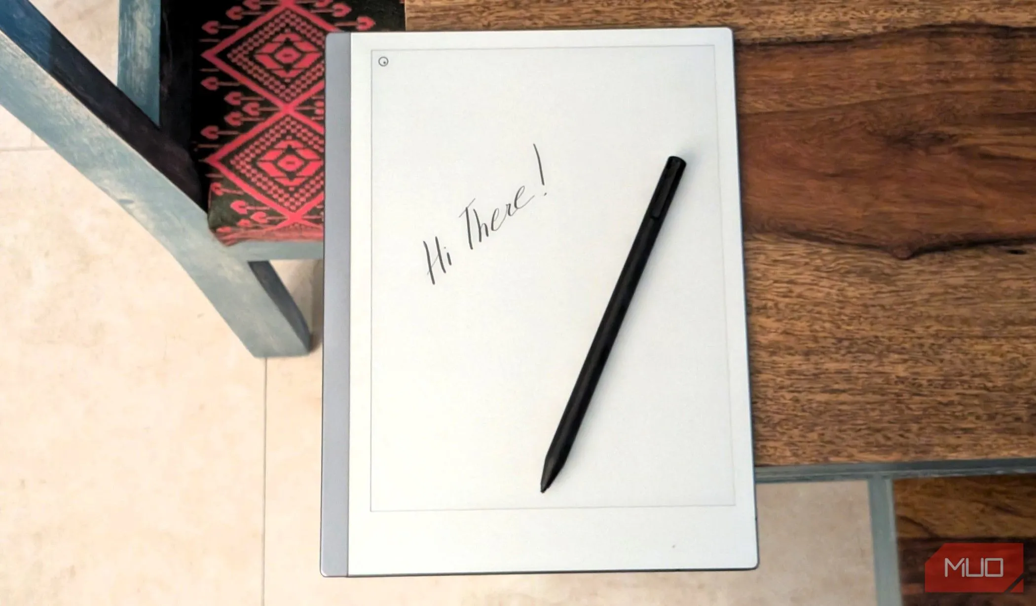 Máy tính bảng giấy reMarkable 2 cùng với bút stylus, biểu tượng của sự tập trung và sáng tạo
