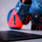 Máy tính bị tấn công bởi malware Myth Stealer, hiển thị cảnh báo rò rỉ dữ liệu cá nhân trên màn hình laptop
