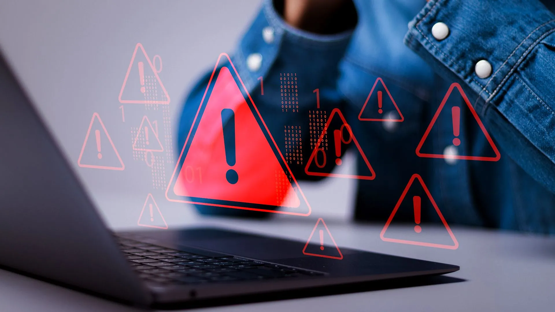 Máy tính bị tấn công bởi malware Myth Stealer, hiển thị cảnh báo rò rỉ dữ liệu cá nhân trên màn hình laptop