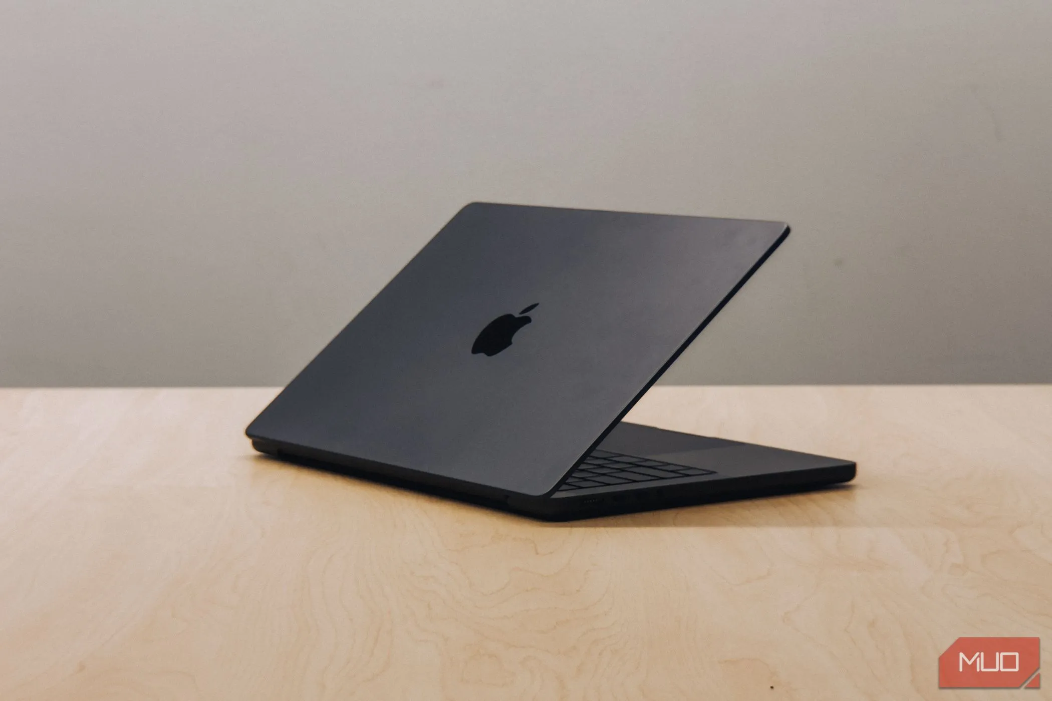 Máy tính MacBook Pro với chip M4 đóng màn hình, biểu tượng cho việc chuyển đổi sang Apple Silicon