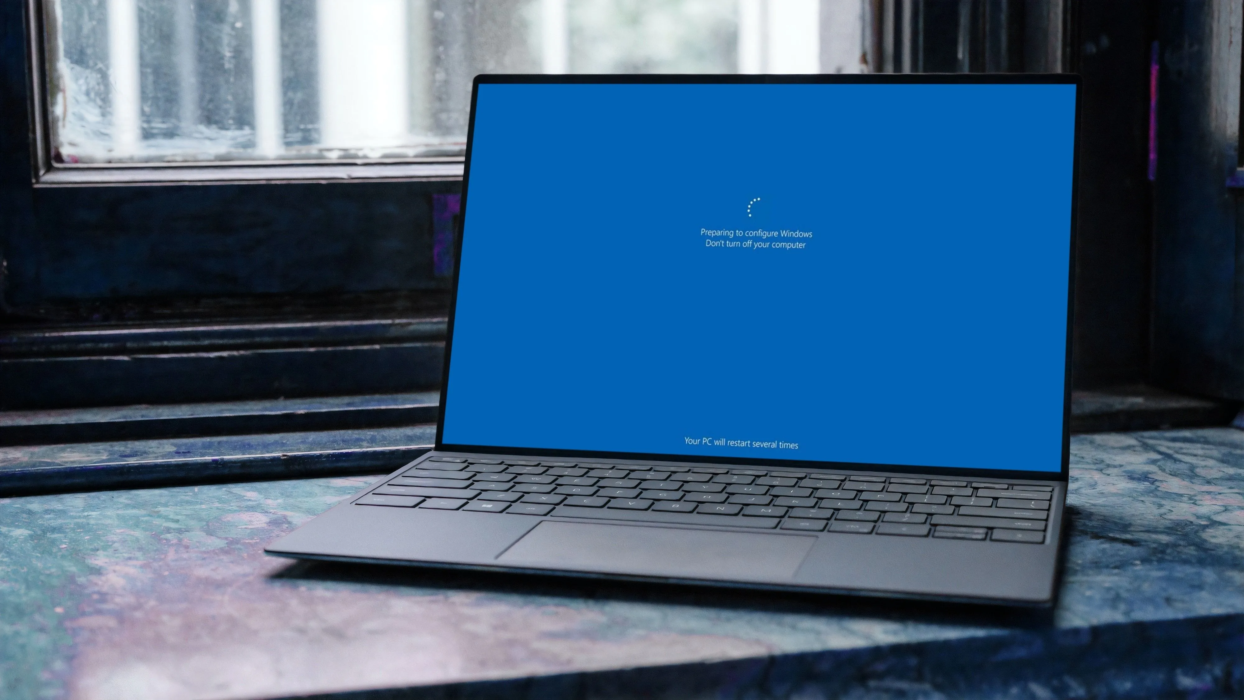 Máy tính xách tay chạy Windows 11 hiển thị màn hình đang cài đặt cập nhật hệ thống