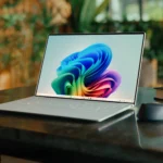 Máy tính xách tay Dell XPS 13 chạy chip Snapdragon X Elite trên bàn làm việc
