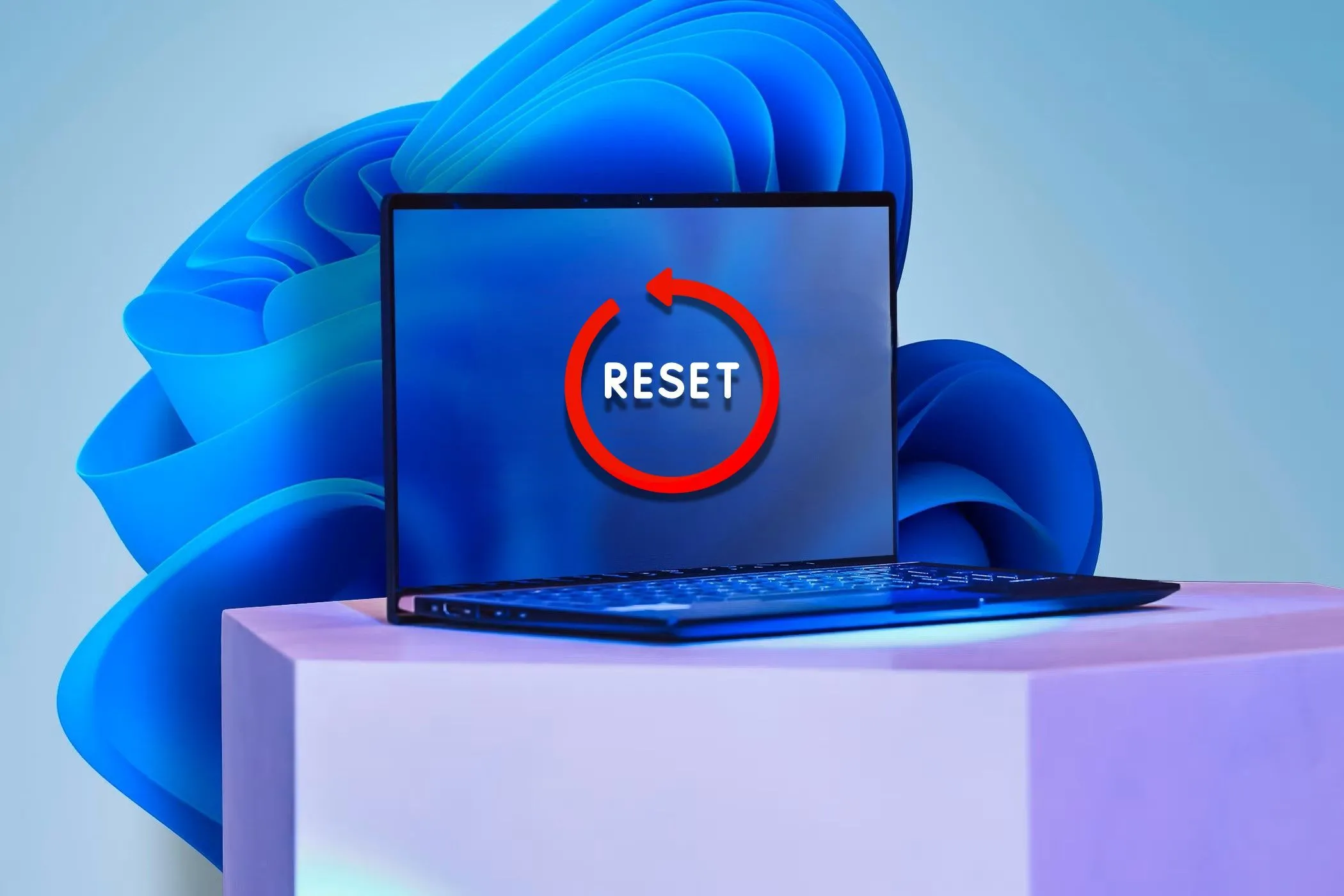 Máy tính xách tay với nhãn dán &quot;Reset&quot; trên màn hình và hình nền Windows 11
