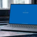 Máy tính xách tay Windows 11 đang hiển thị màn hình cài đặt bản cập nhật hệ thống