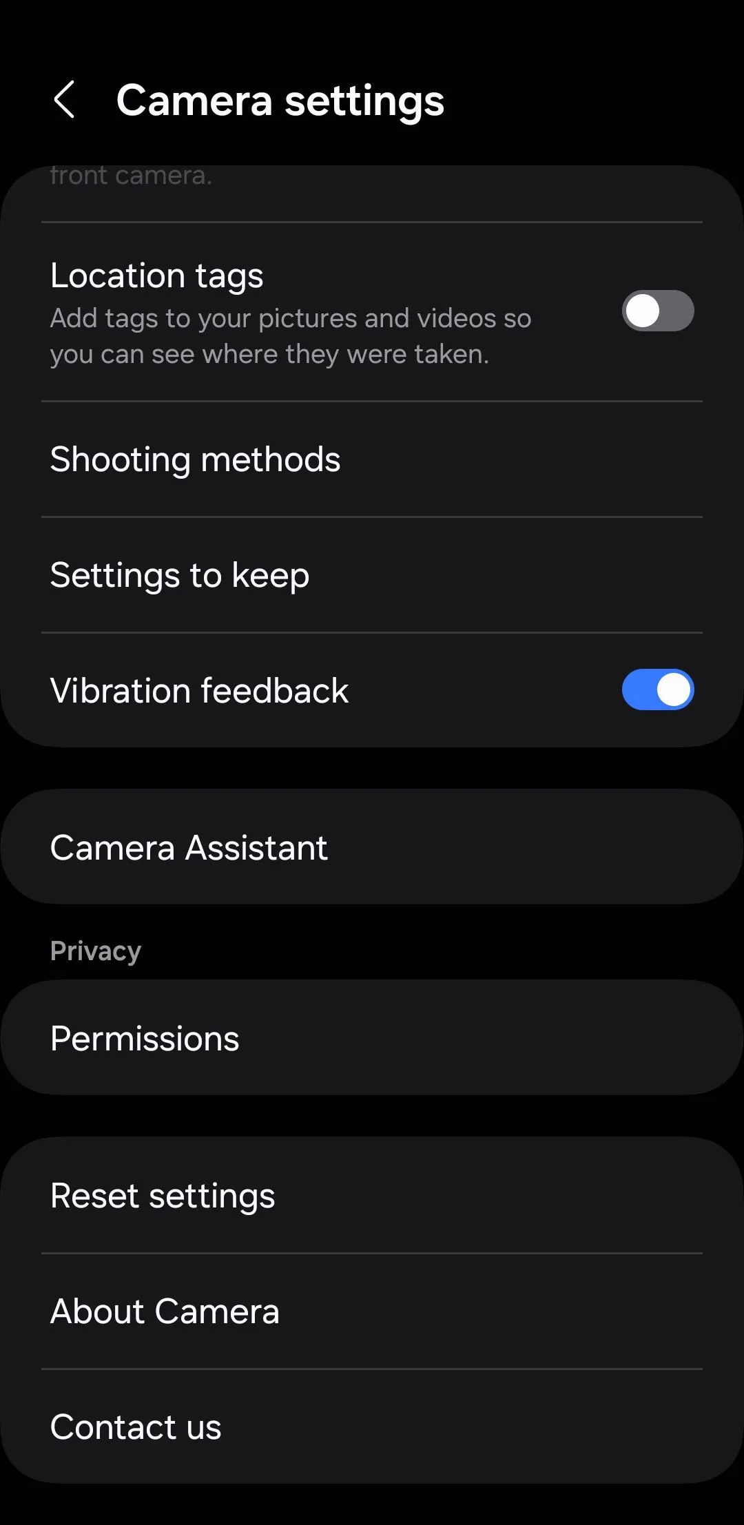 Menu cài đặt camera trên điện thoại Samsung hiển thị tùy chọn lệnh thoại để điều khiển chụp ảnh