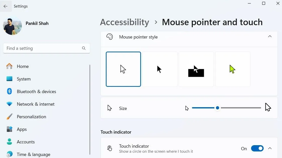 Menu cài đặt con trỏ chuột trong Windows 11, hiển thị các tùy chọn thay đổi kích thước và màu sắc con trỏ