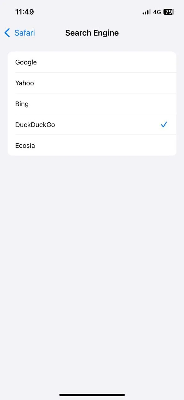 Menu cài đặt công cụ tìm kiếm mặc định trên iPhone với tùy chọn DuckDuckGo