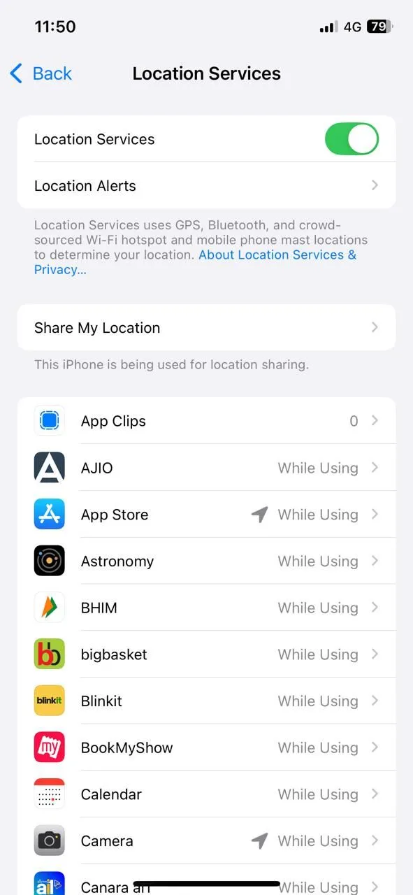 Menu cài đặt Dịch vụ định vị trên iPhone hiển thị các ứng dụng có quyền truy cập