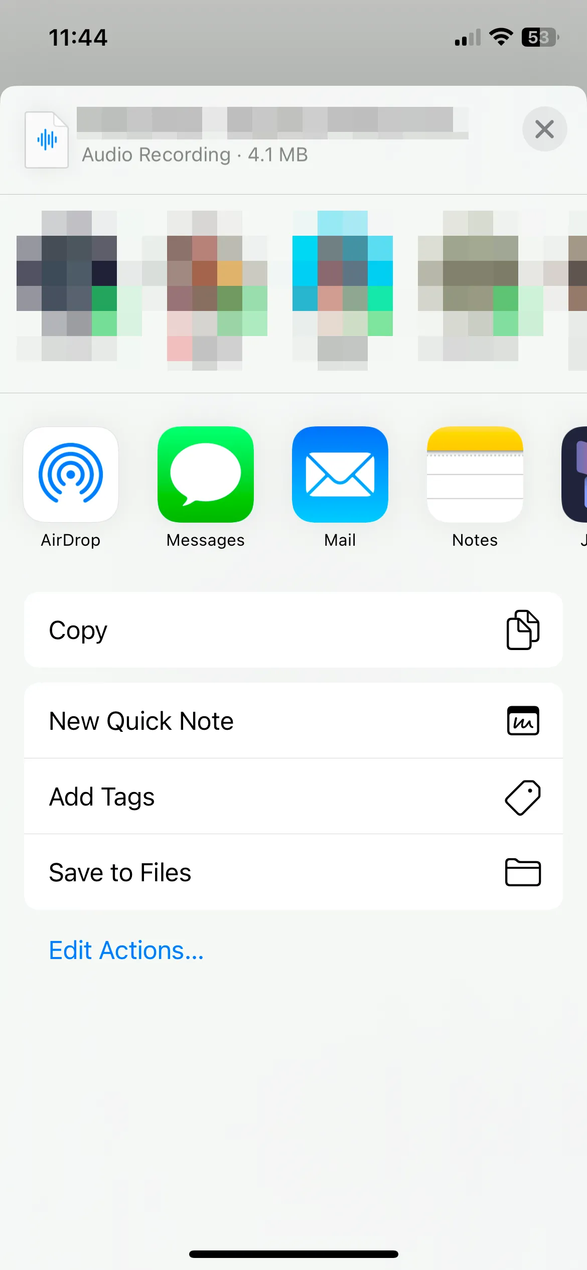 Menu Chia sẻ của một tệp âm thanh trong ứng dụng Tệp trên iPhone để sao chép vào bộ nhớ đệm.