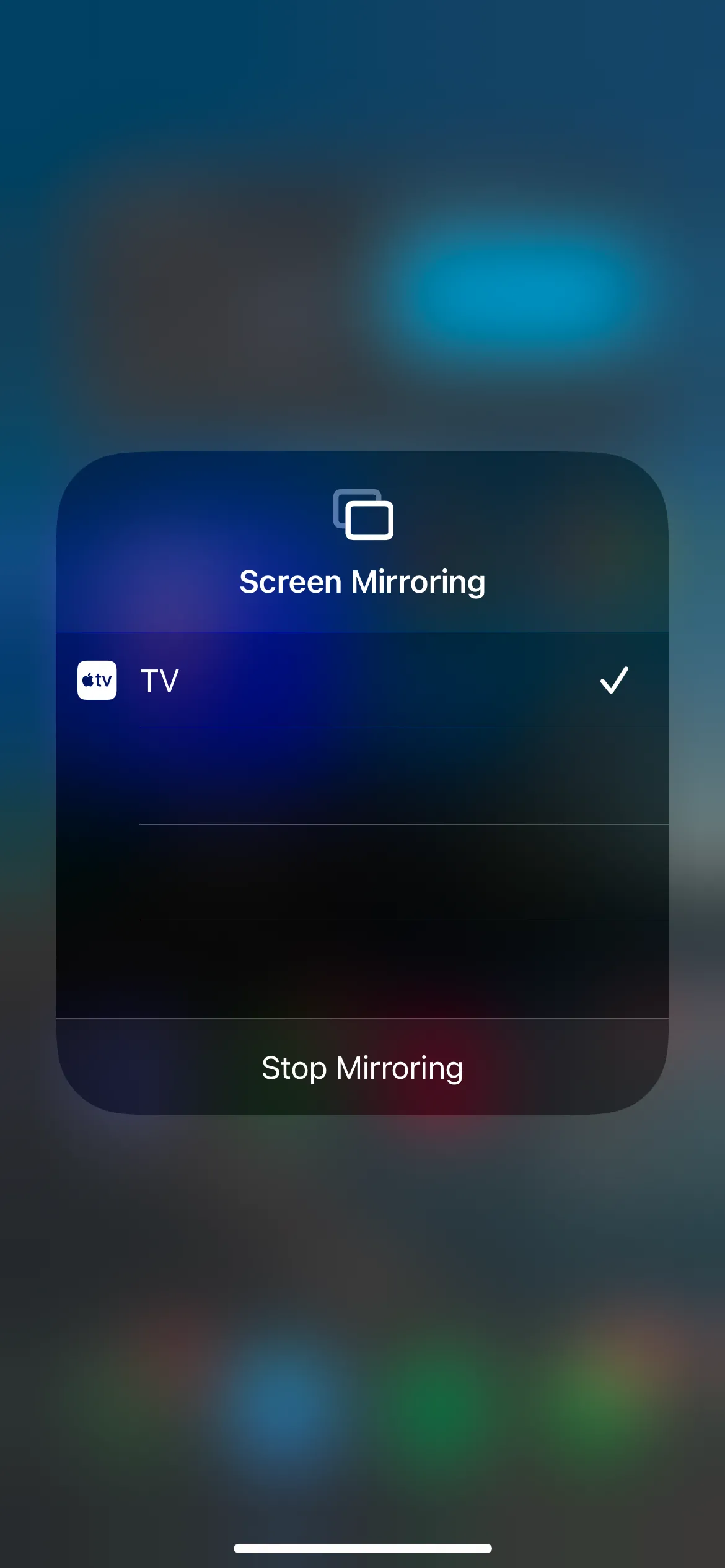 Menu phản chiếu màn hình iPhone trong Trung tâm điều khiển iOS 18 hiển thị tùy chọn kết nối với Apple TV