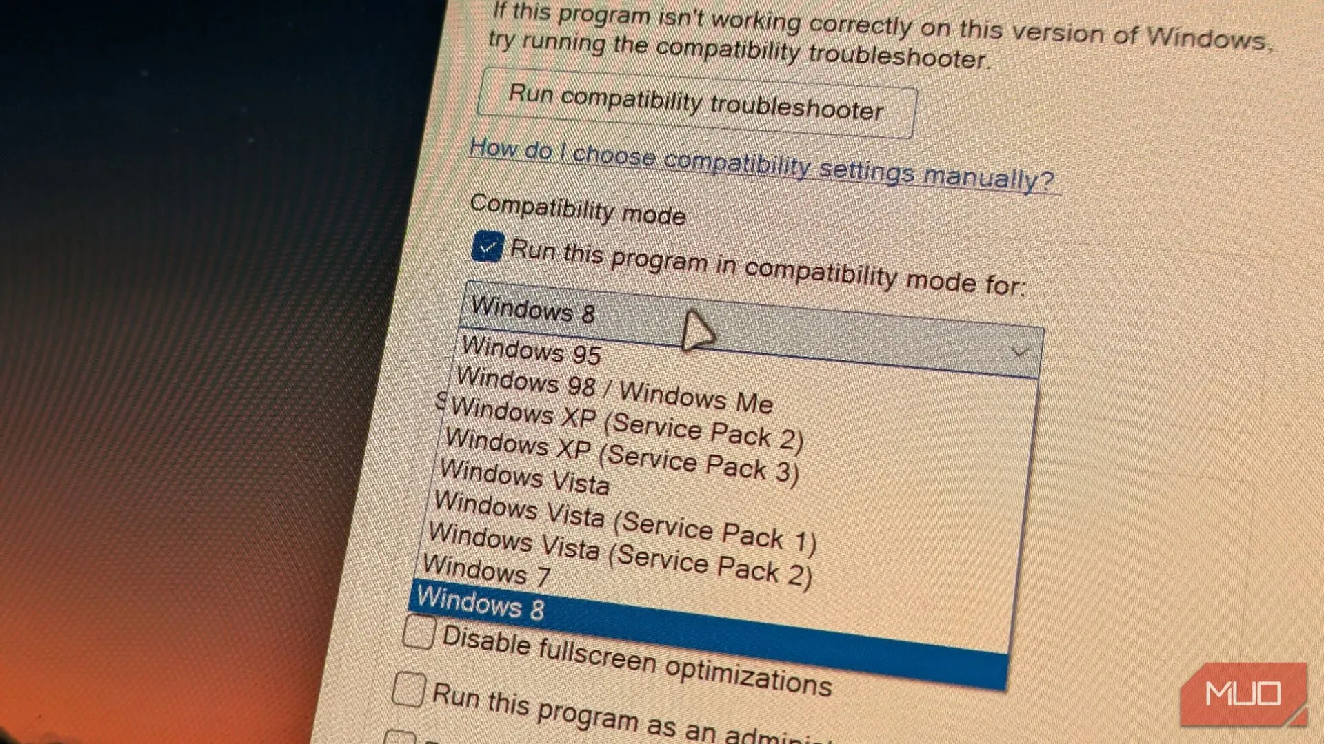 Menu thả xuống Chế độ Tương thích trên Windows 11