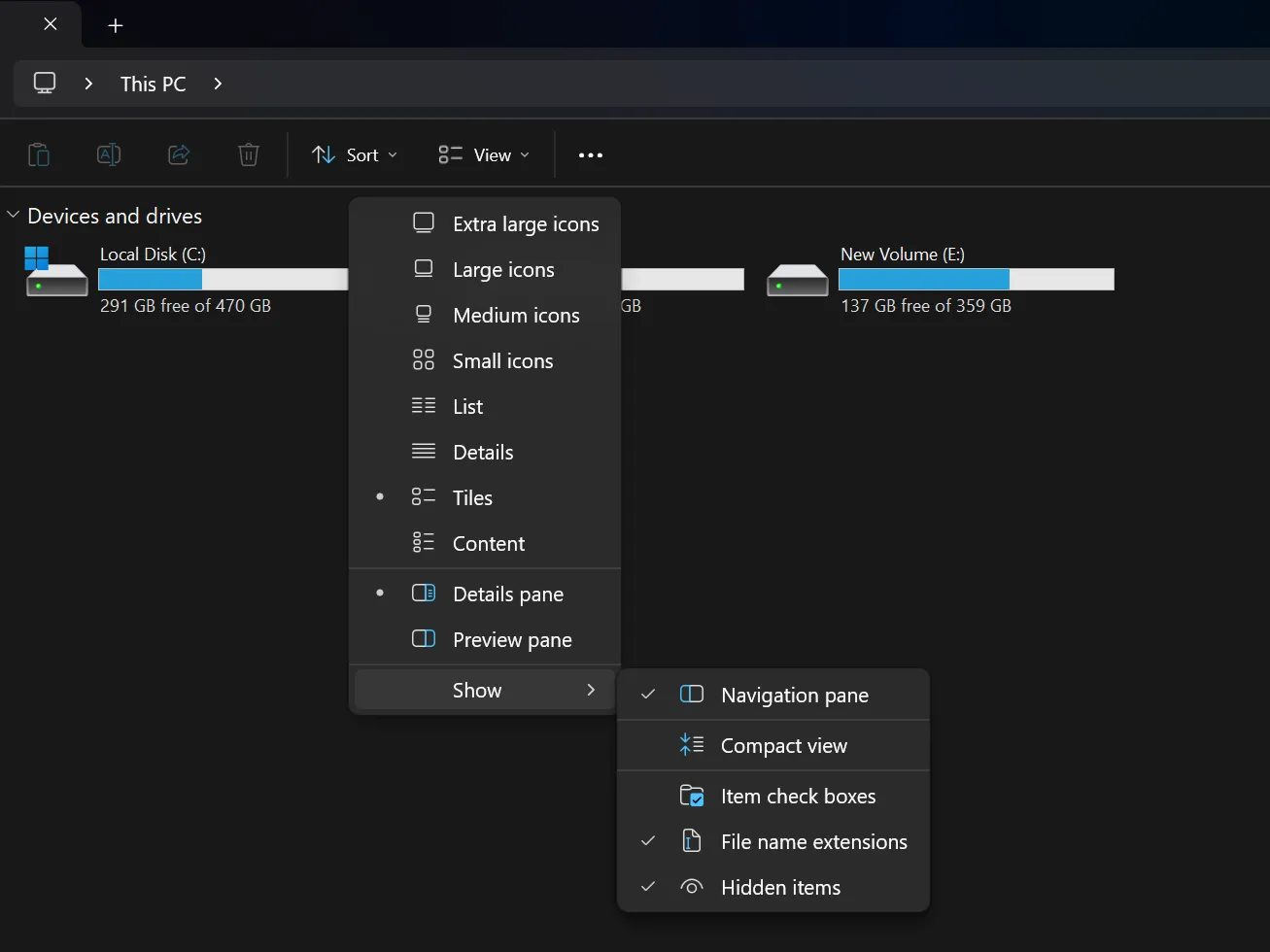 Menu View trong Windows File Explorer cho thấy tùy chọn bật hiển thị phần mở rộng tên tệp.