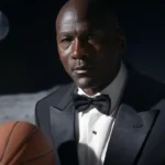 Michael Jordan chơi bóng rổ trên mặt trăng trong bộ tuxedo, được tạo bởi AI Aurora của Grok