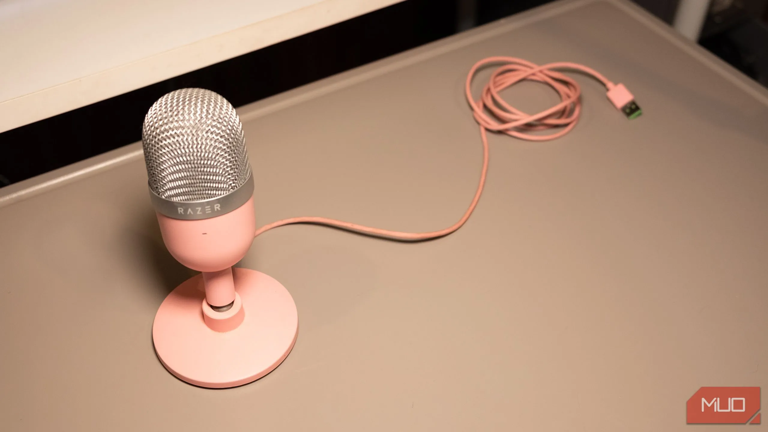 Micro Razer Seiren Mini nhỏ gọn đặt trên bàn làm việc