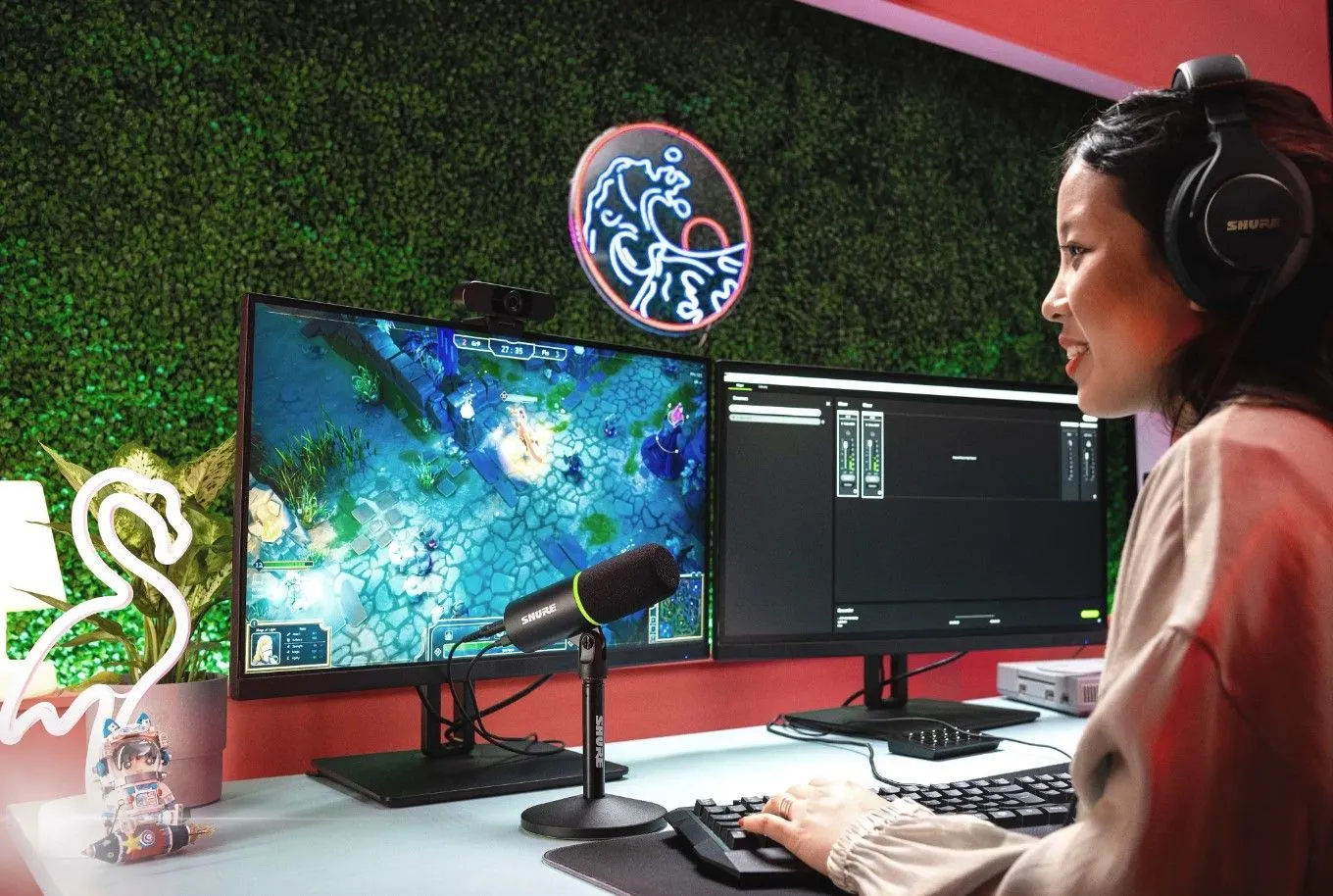 Micro Shure MV6 đặt trên bàn, một game thủ đang sử dụng
