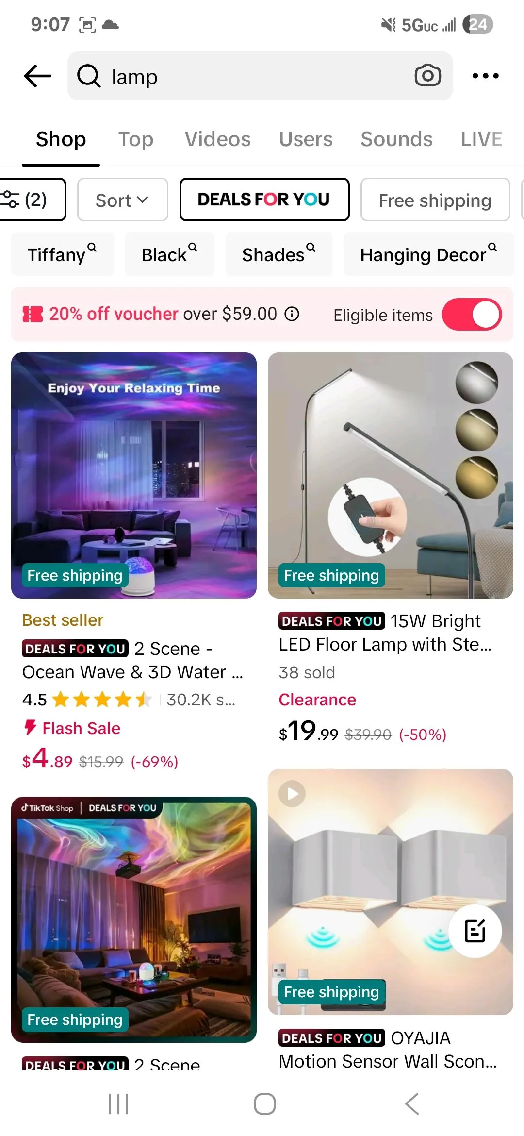 Minh họa ưu đãi giảm giá sâu và chương trình flash sale trên TikTok Shop, dấu hiệu của deal quá hời.