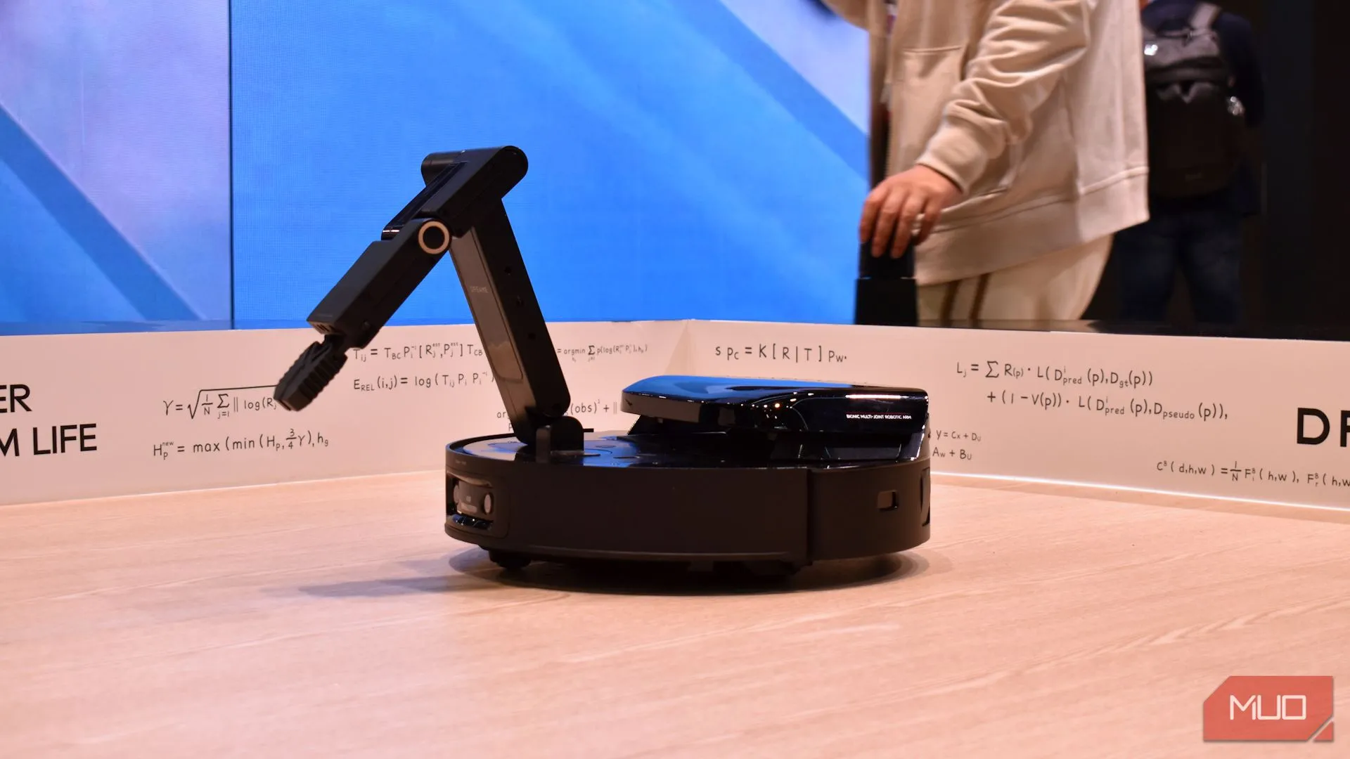 Mô hình thử nghiệm robot hút bụi Dreame tích hợp cánh tay gắp tại CES 2025
