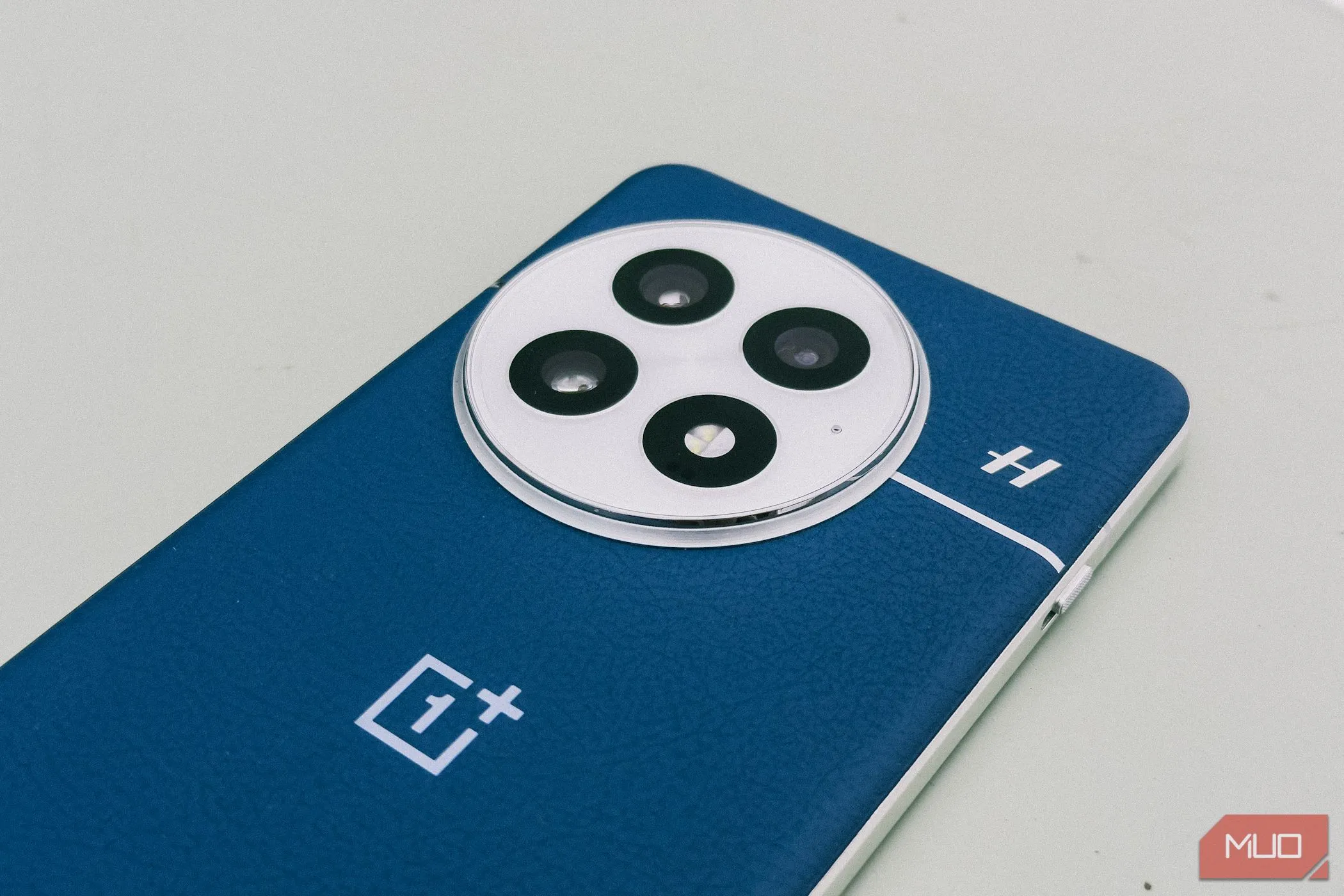 Module camera hình tròn nổi bật của OnePlus 13 với ba ống kính 50MP