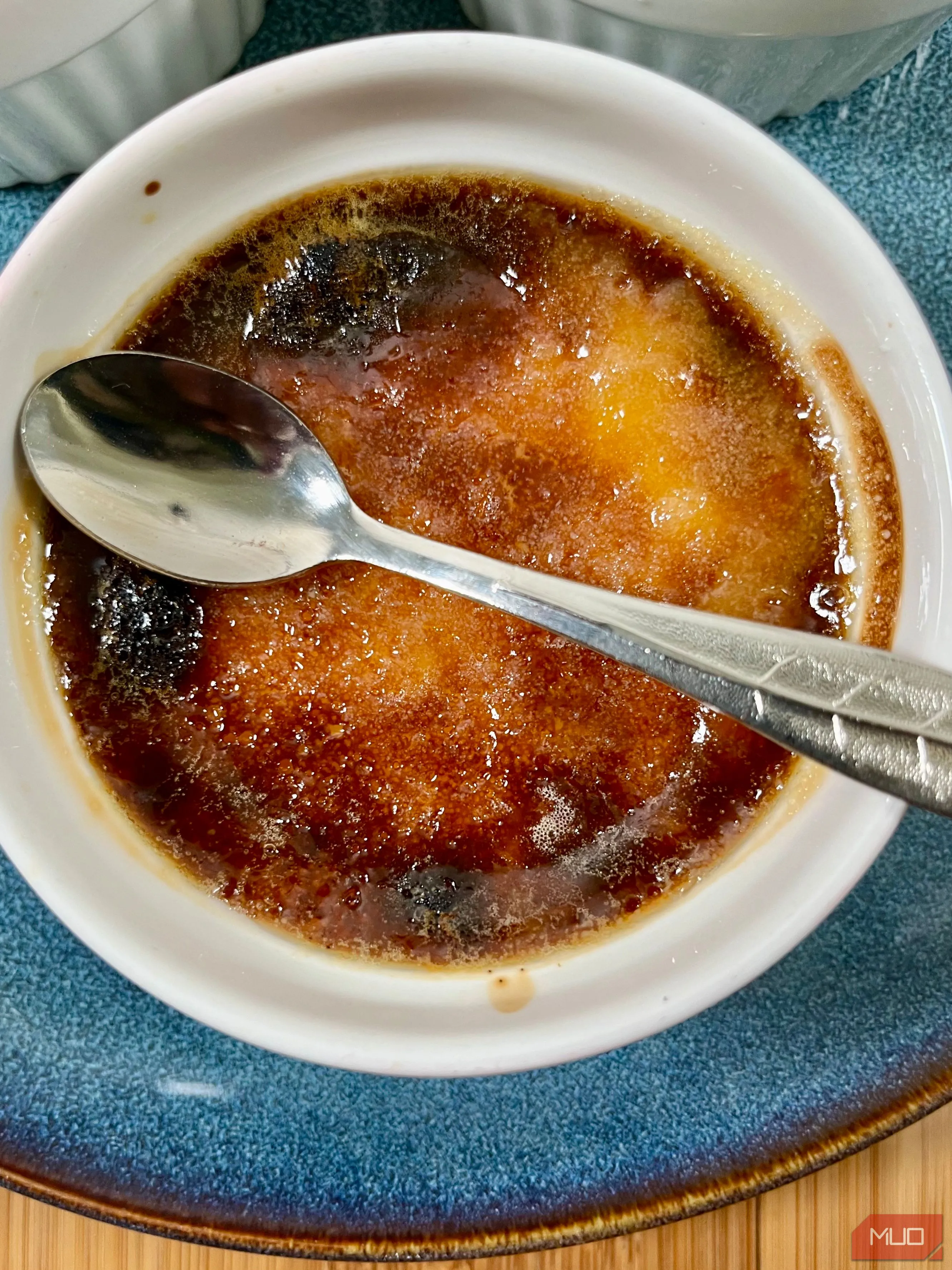 Món kem bơ Creme Brulee hấp dẫn với lớp đường caramel được chụp cận cảnh
