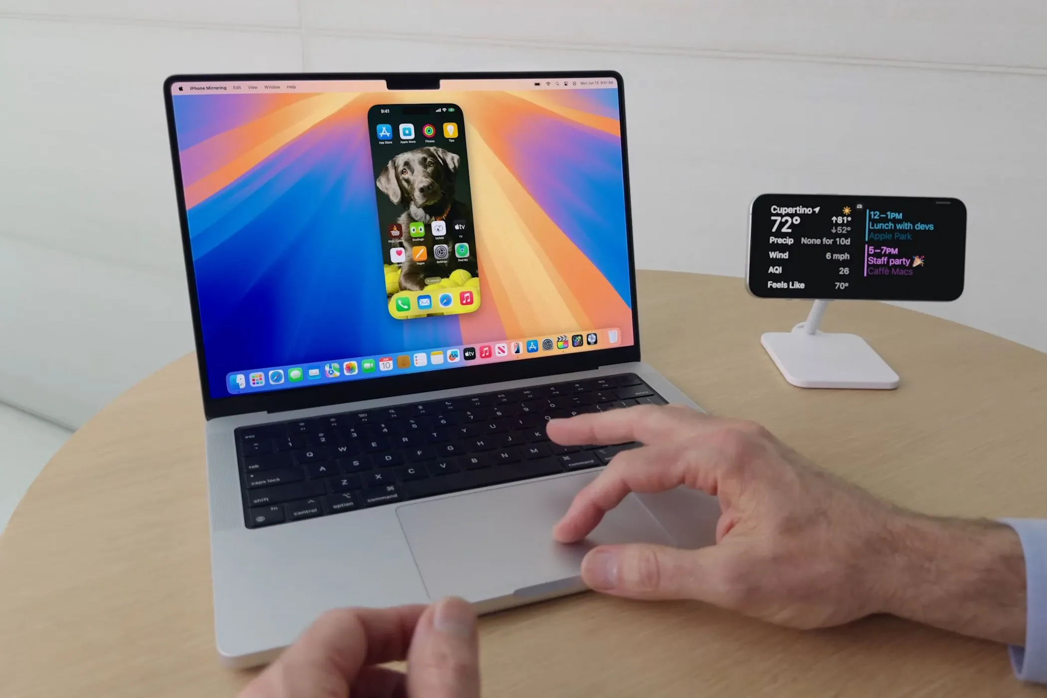 Một bản trình diễn tính năng iPhone Mirroring trên máy MacBook chạy macOS Sequoia, hiển thị màn hình iPhone trên MacBook.