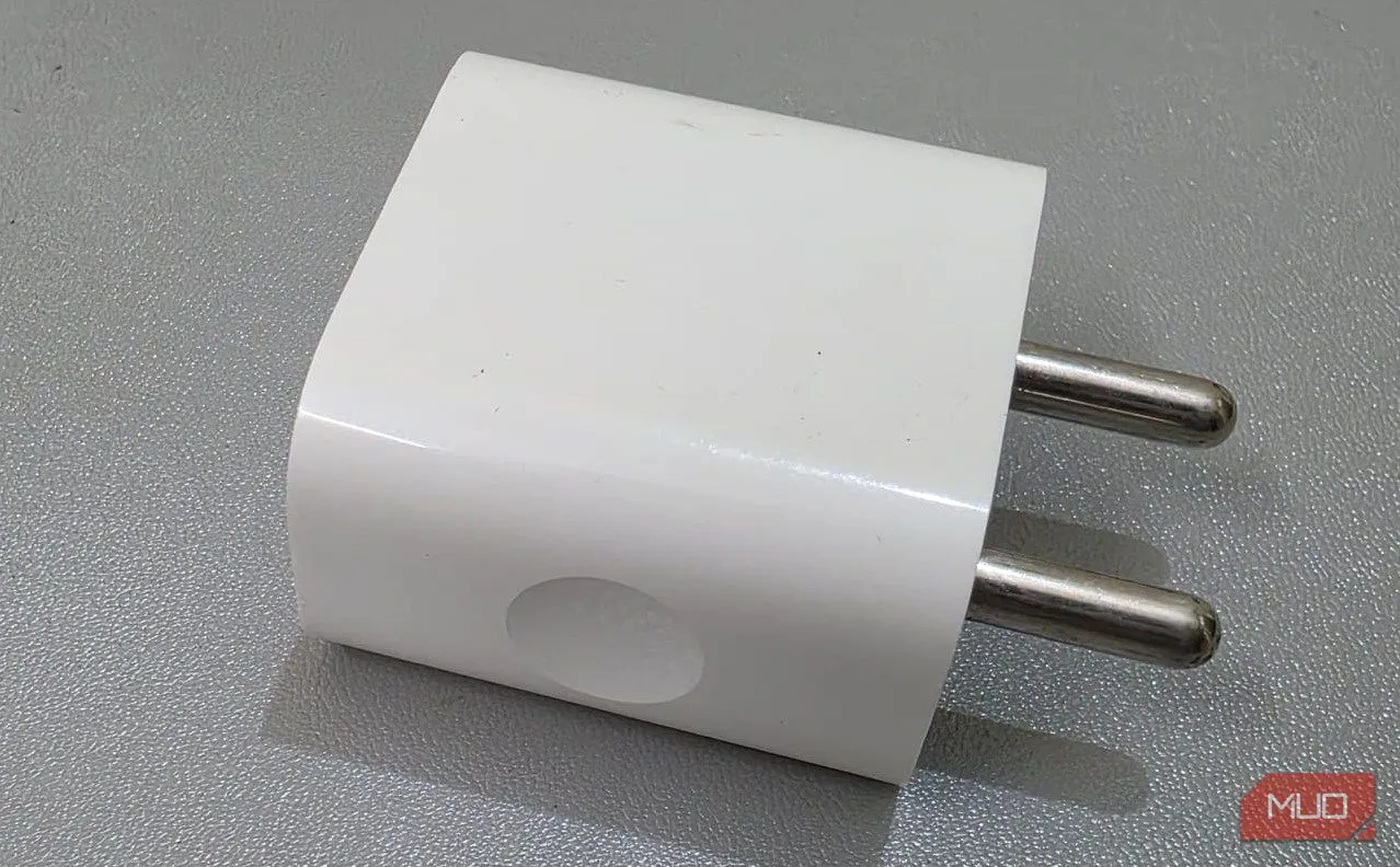 Một bộ chuyển đổi iPhone 20W được đặt trên bàn