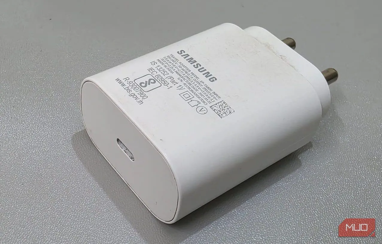 Một bộ chuyển đổi Samsung 25W được đặt trên bàn