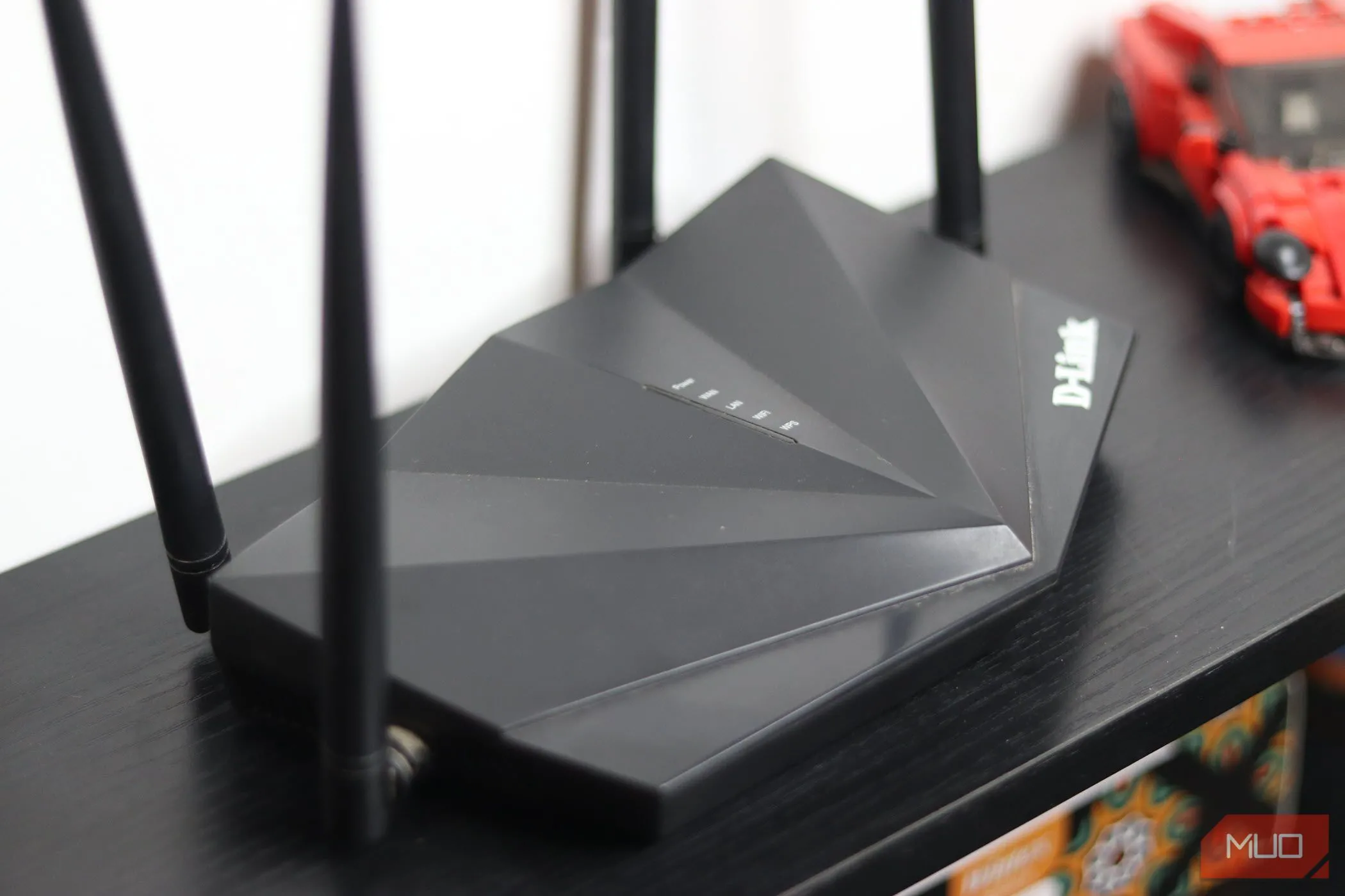 Một bộ định tuyến Wi-Fi cũ dòng N300, biểu tượng của thiết bị cần nâng cấp