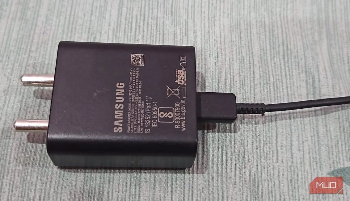 Một bộ sạc Samsung 25W GaN được đặt trên bàn