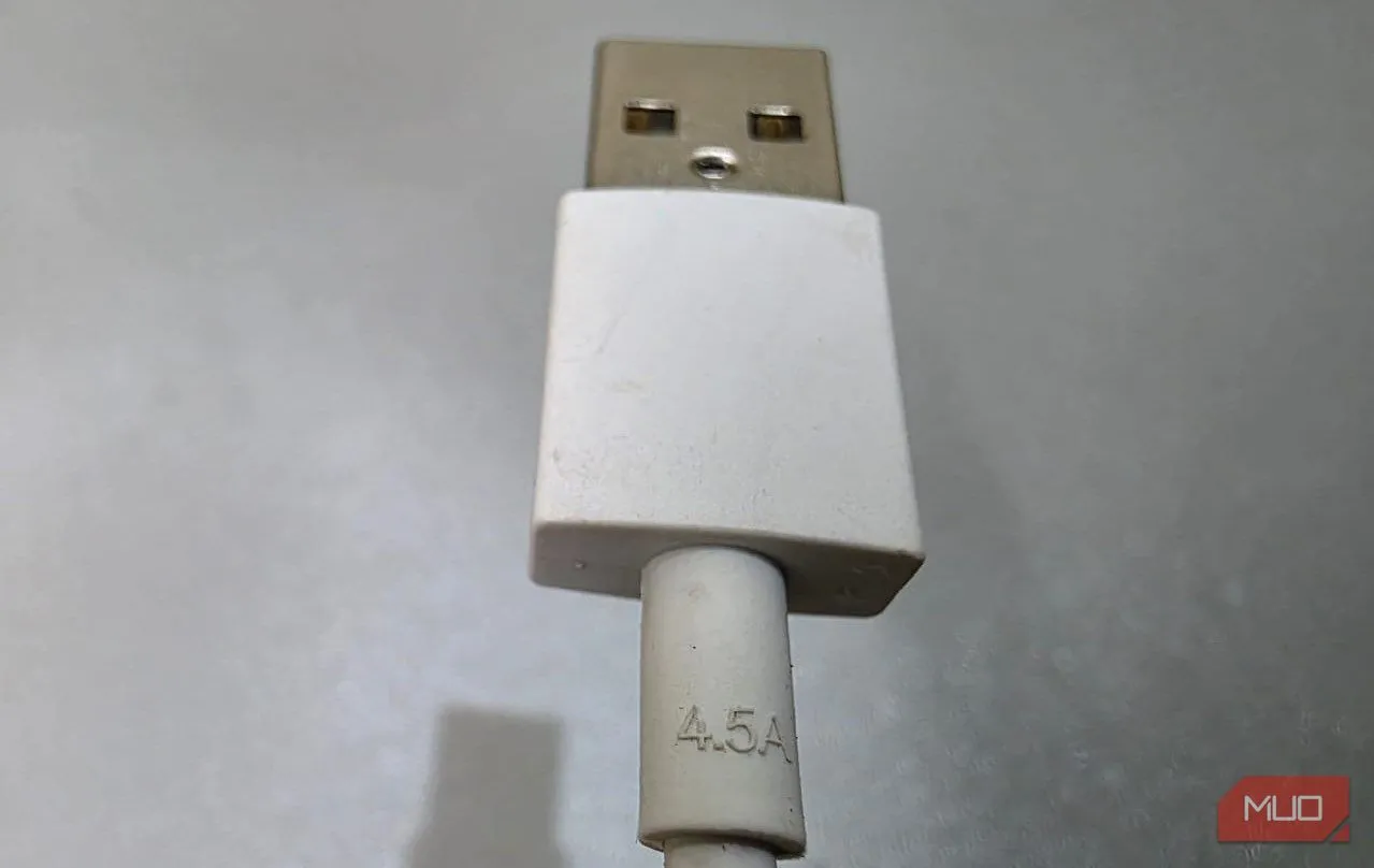 Một cáp sạc 4.5 ampe được đặt trên bàn