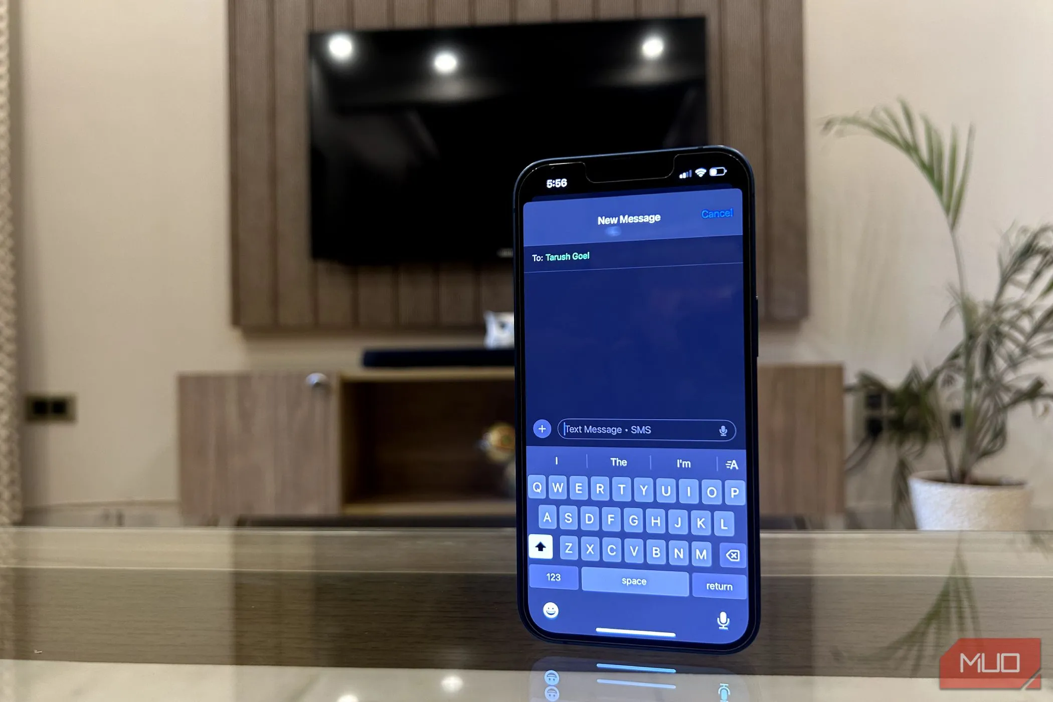 Một chiếc iPhone đang mở ứng dụng Tin nhắn (Messages) với giao diện tin nhắn SMS