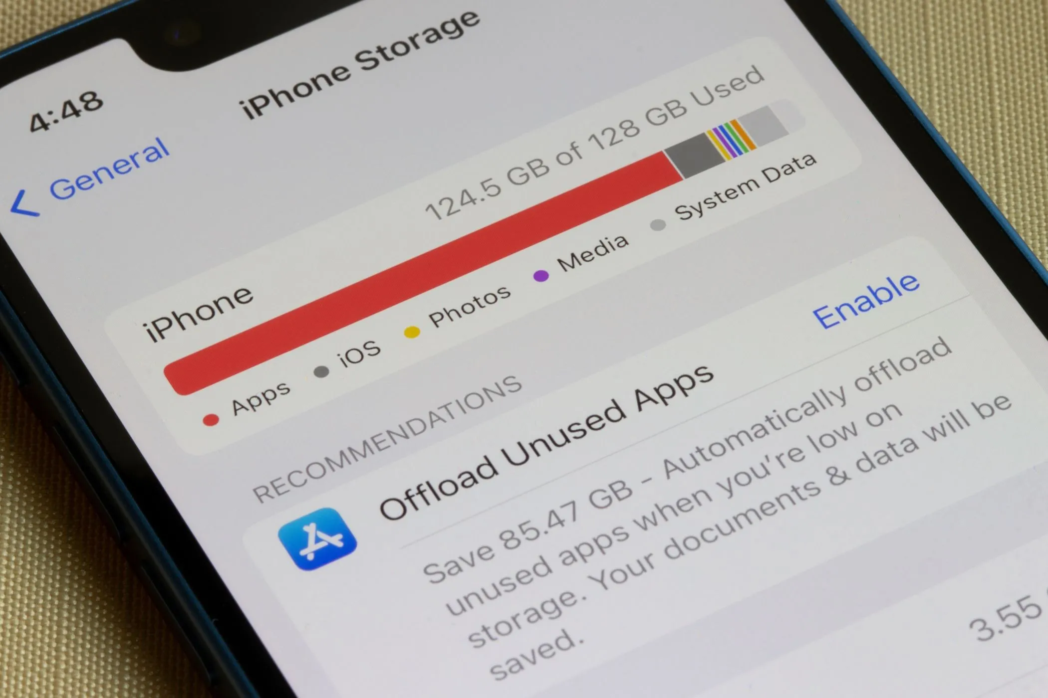 Một chiếc iPhone hiển thị menu quản lý dung lượng trong iOS