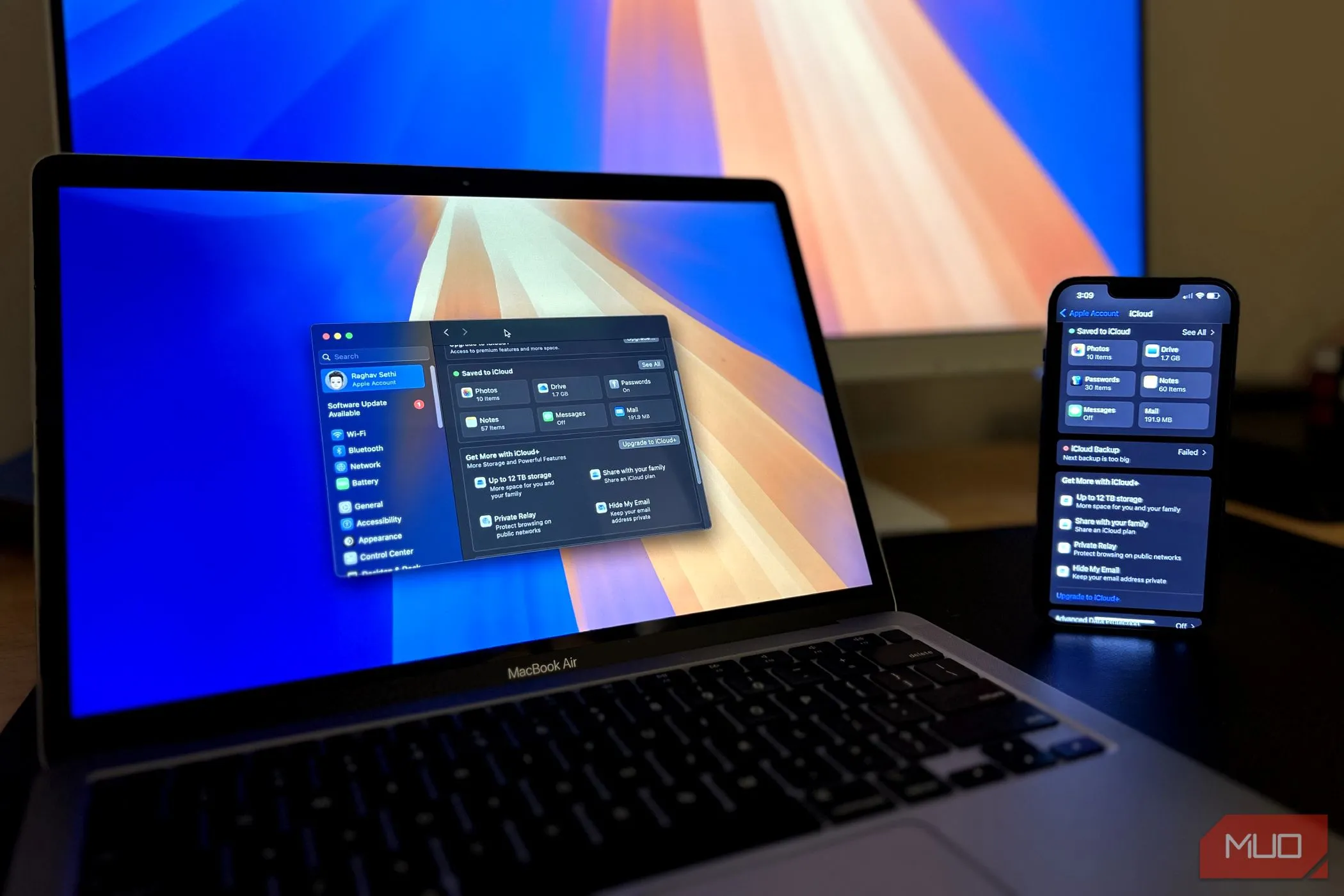 Một chiếc iPhone và MacBook với menu iCloud mở