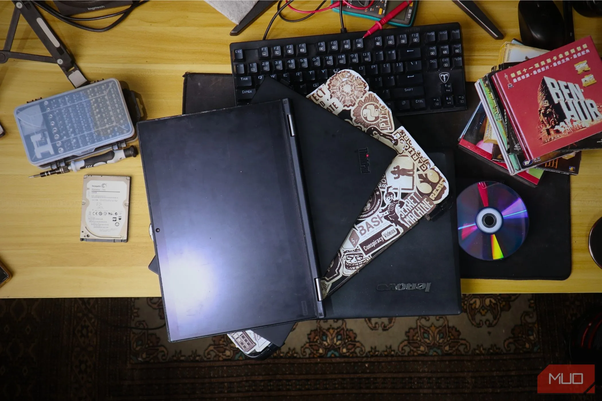 Một chồng laptop cũ, tượng trưng cho các thiết bị đã lỗi thời có thể gây ảnh hưởng đến kết quả kiểm tra tốc độ internet.