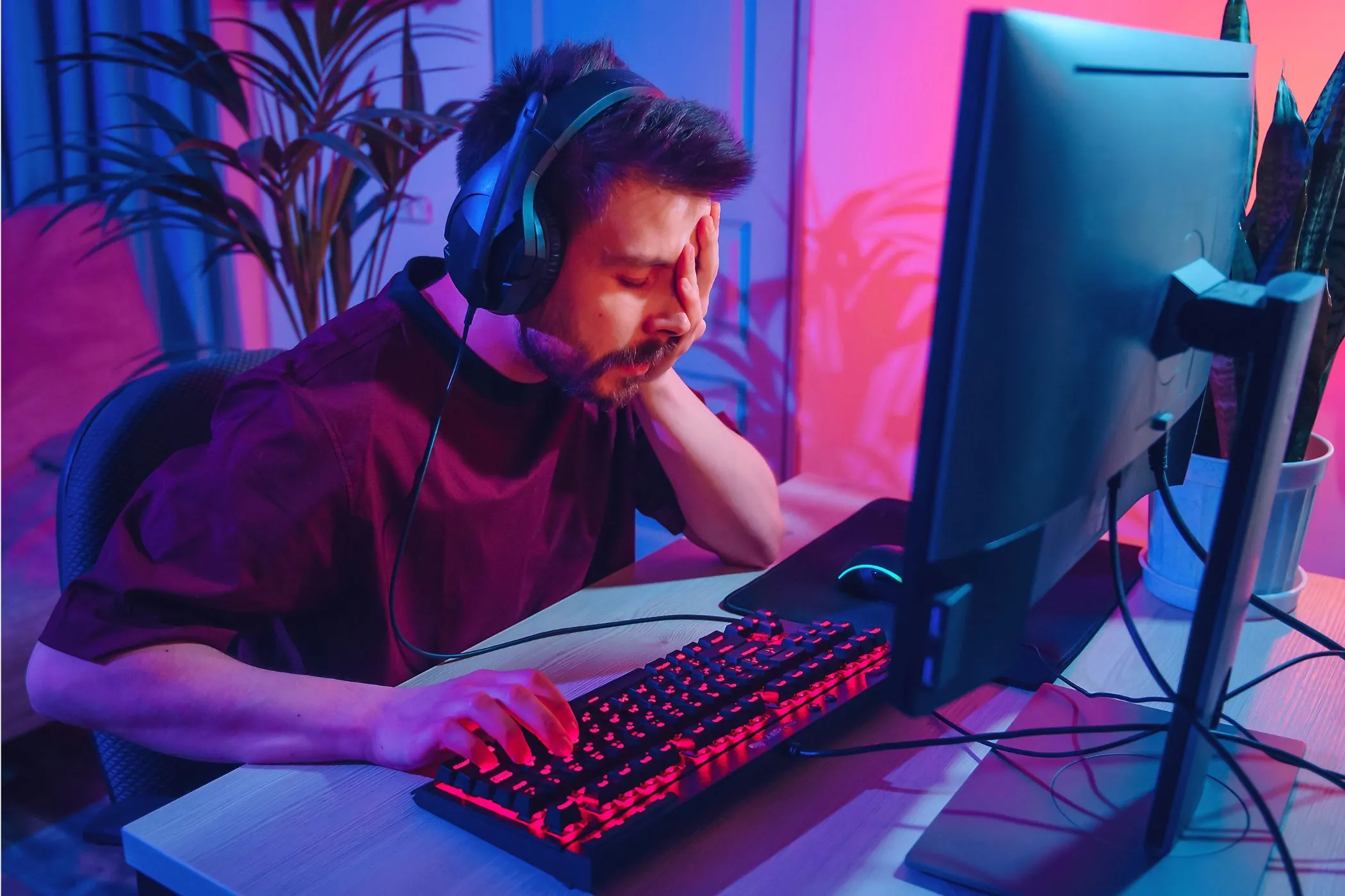 Một game thủ PC thất vọng ngồi trước màn hình máy tính, minh họa sự cố máy tính có thể gặp phải
